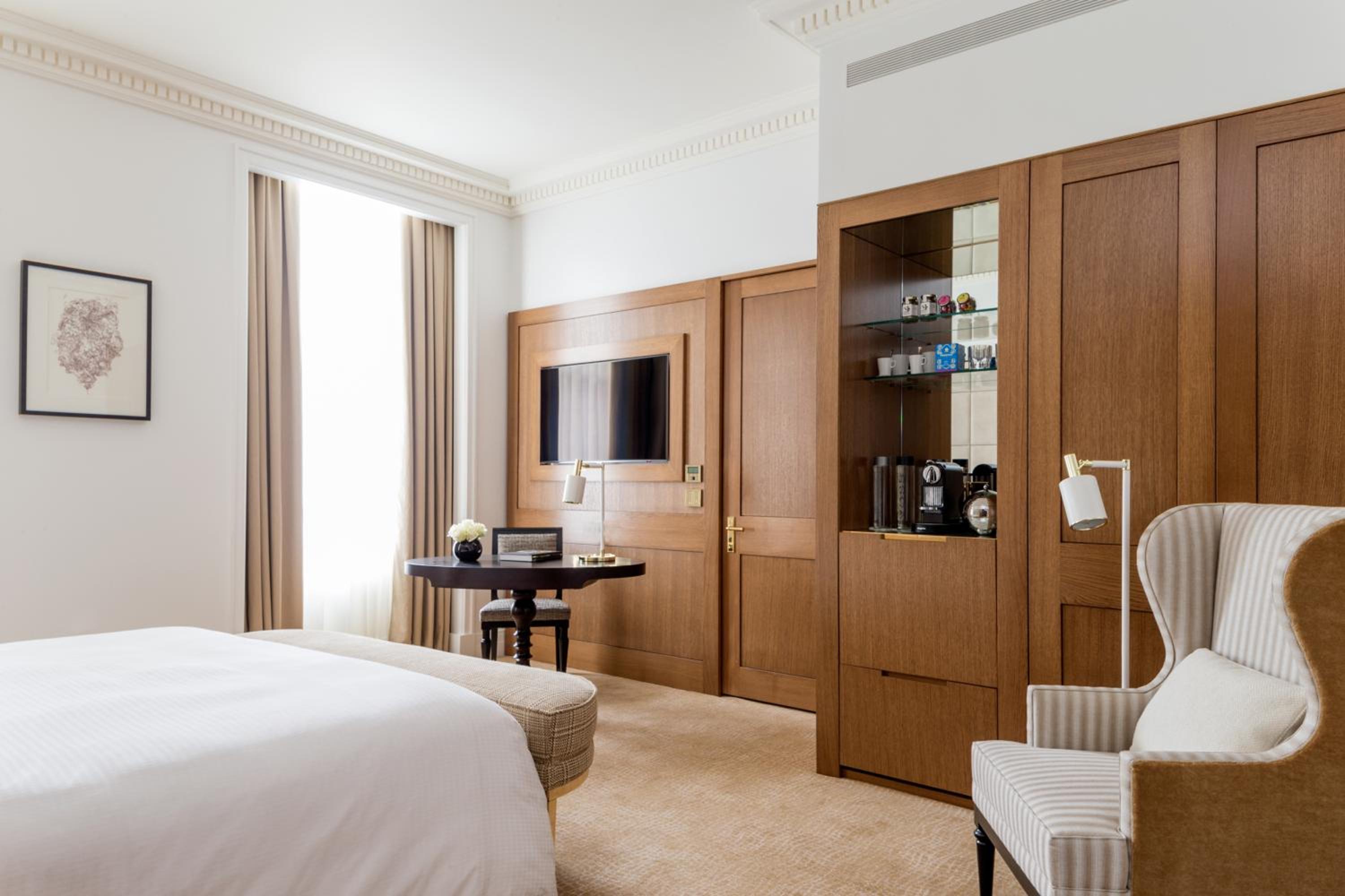 Deluxe King Room with One King Bed (Non Smoking) photo 2