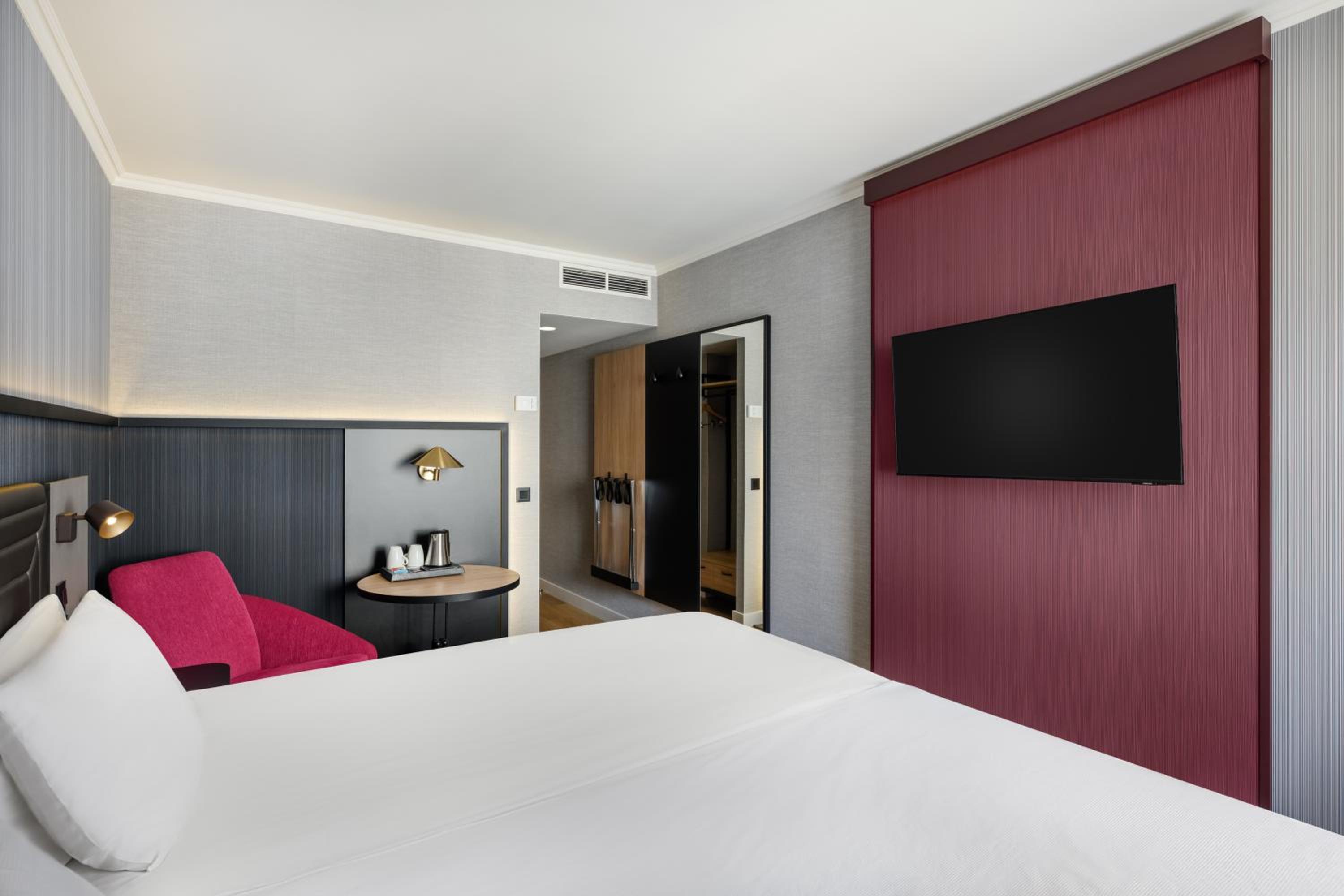 Superior Twin Room thumbnail 6