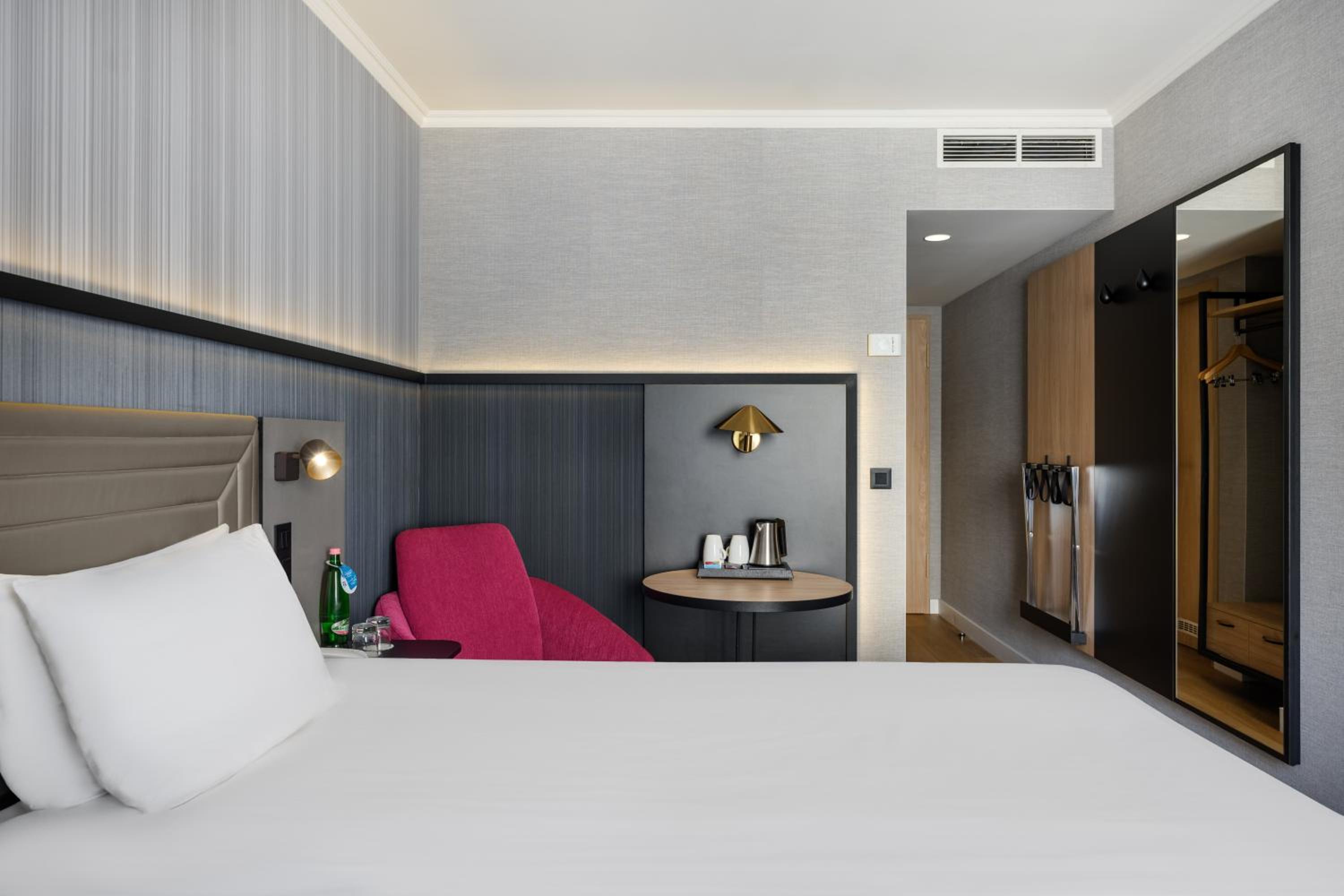 Superior Twin Room thumbnail 5