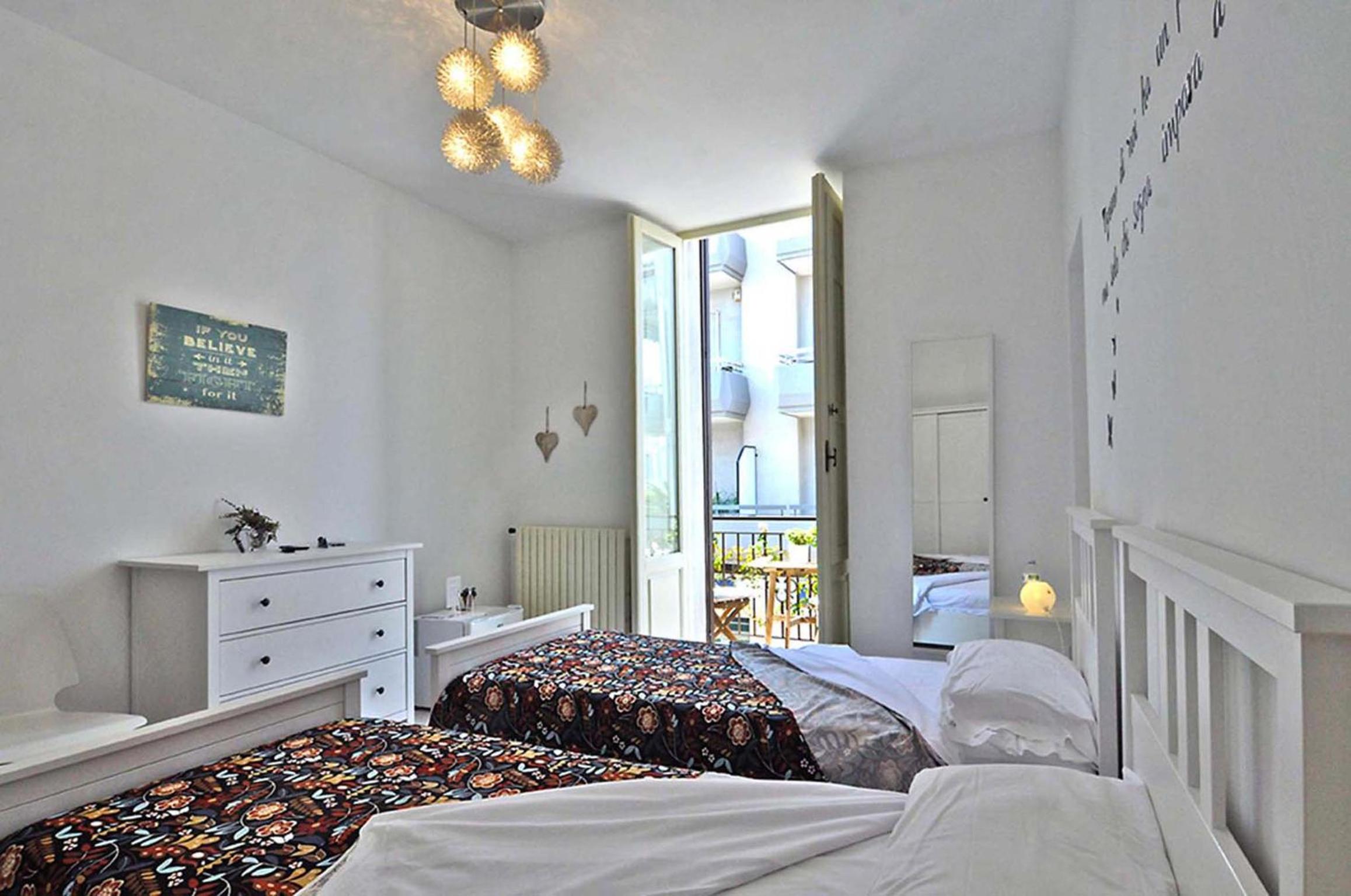 Twin Room With Private Bathroom - Photo 2