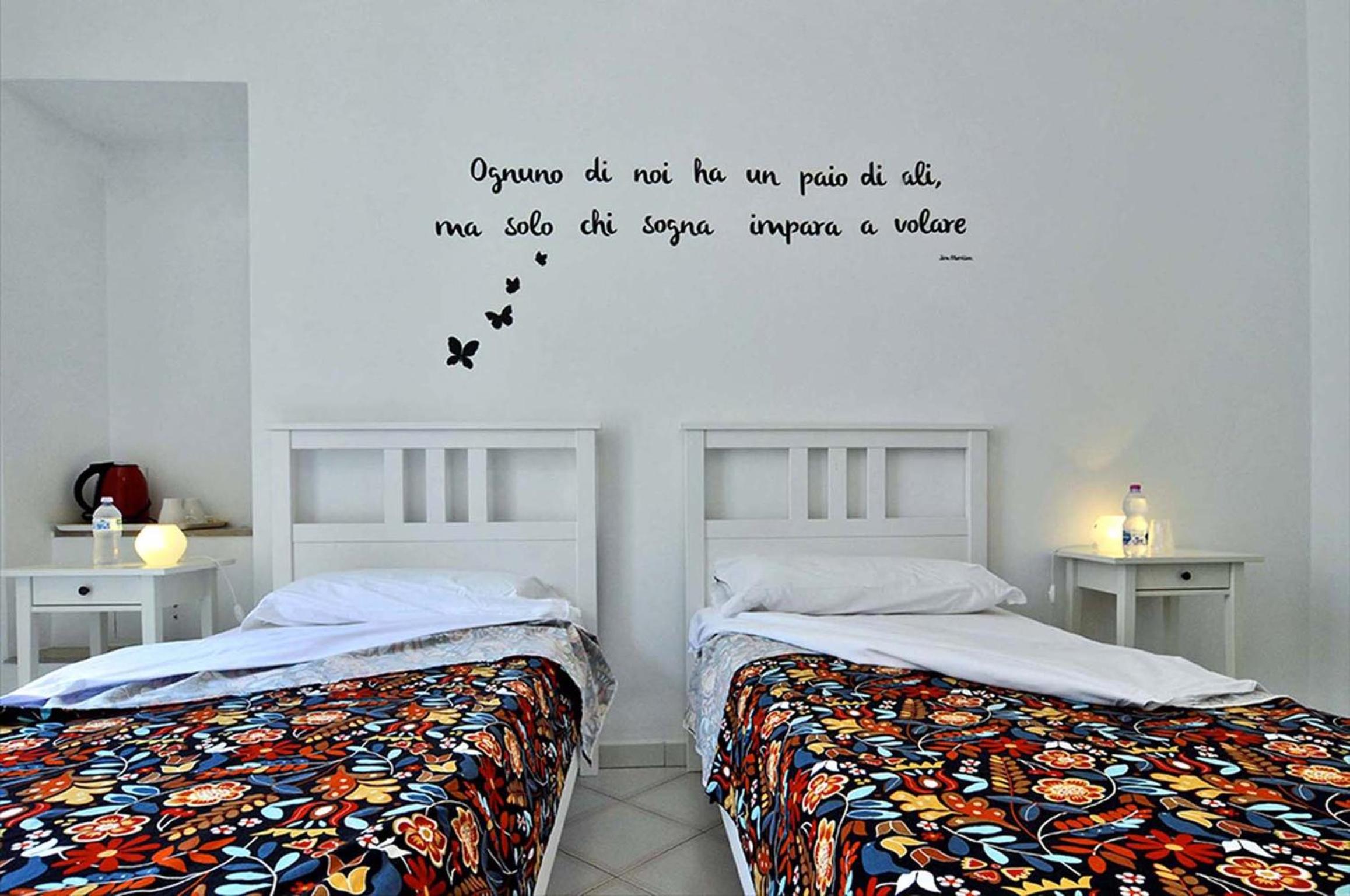 Twin Room With Private Bathroom - Photo 3