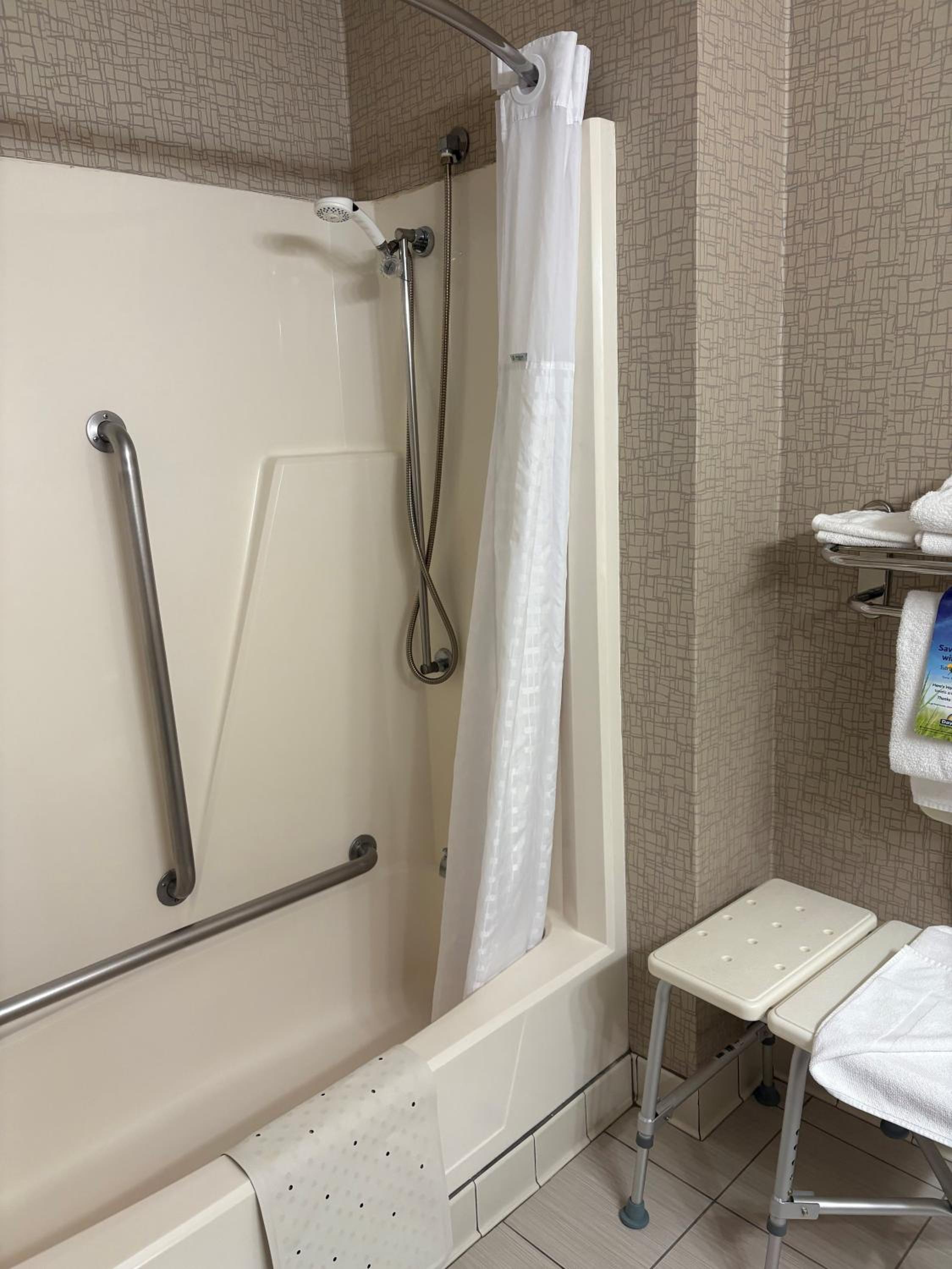 Deluxe Double Room with Two Double Beds - Mobility Access/Non-Smoking - Photo 3
