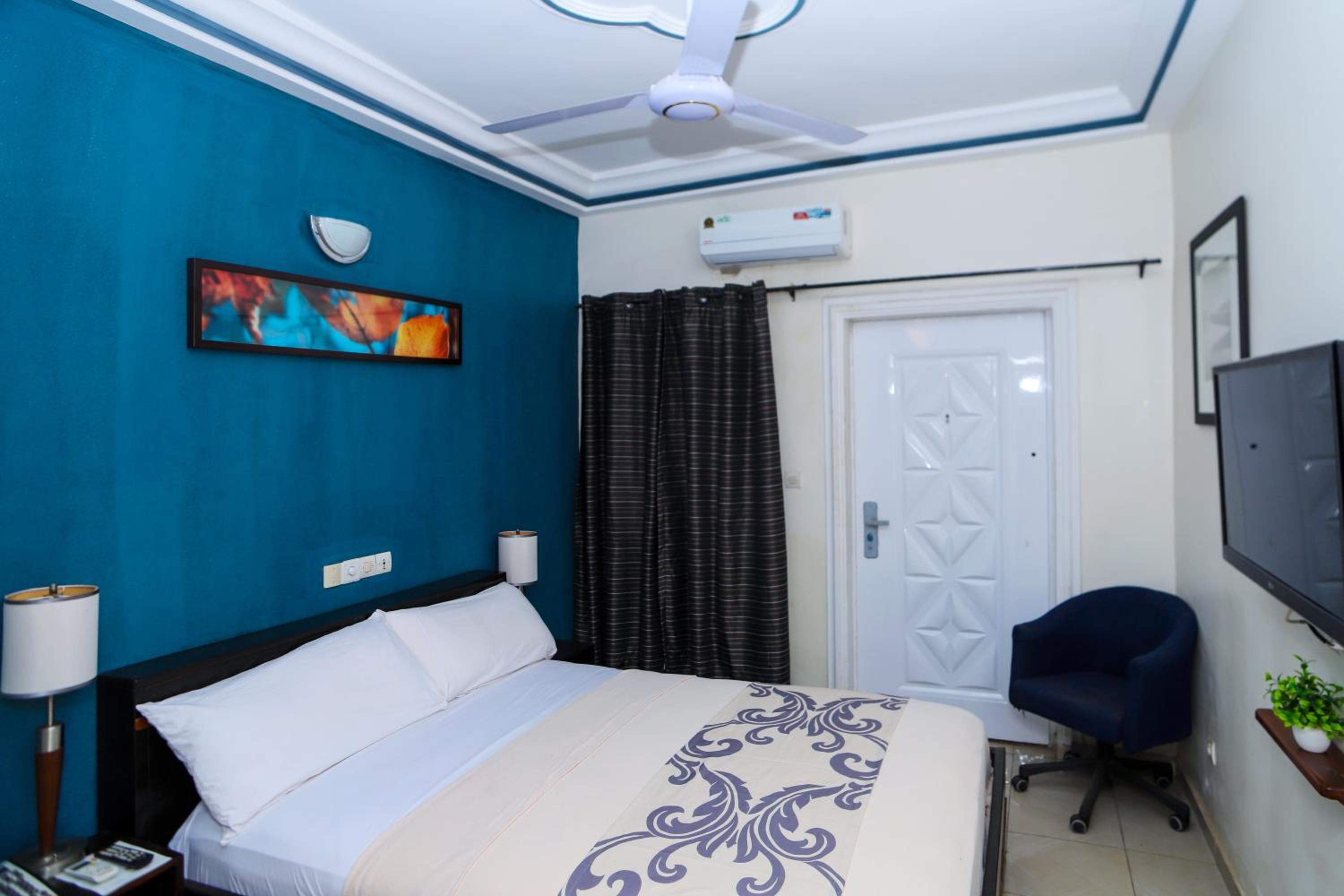 Deluxe Room (2 Adults + 1 Child)