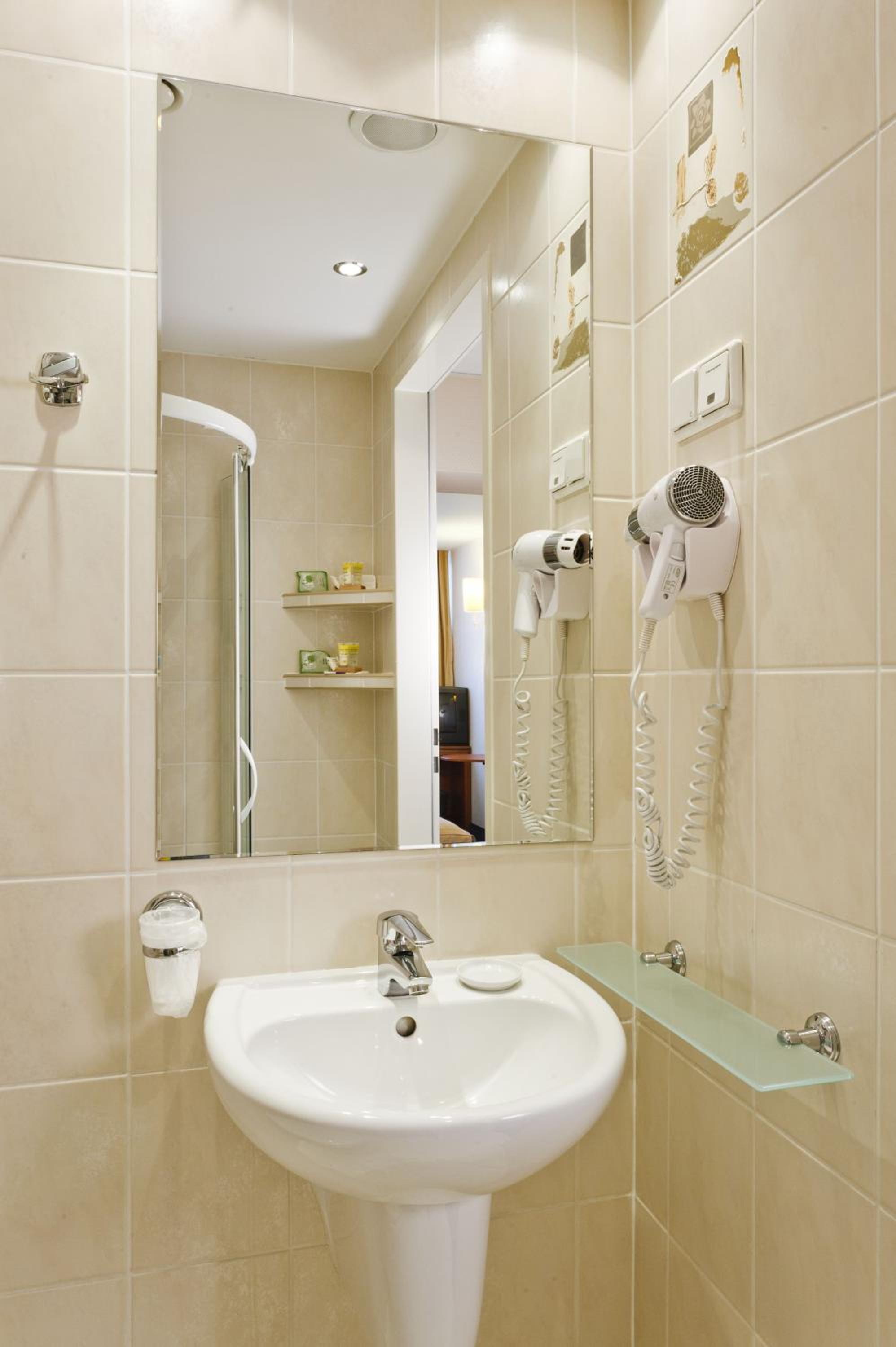 Double or Twin Room - Photo 5