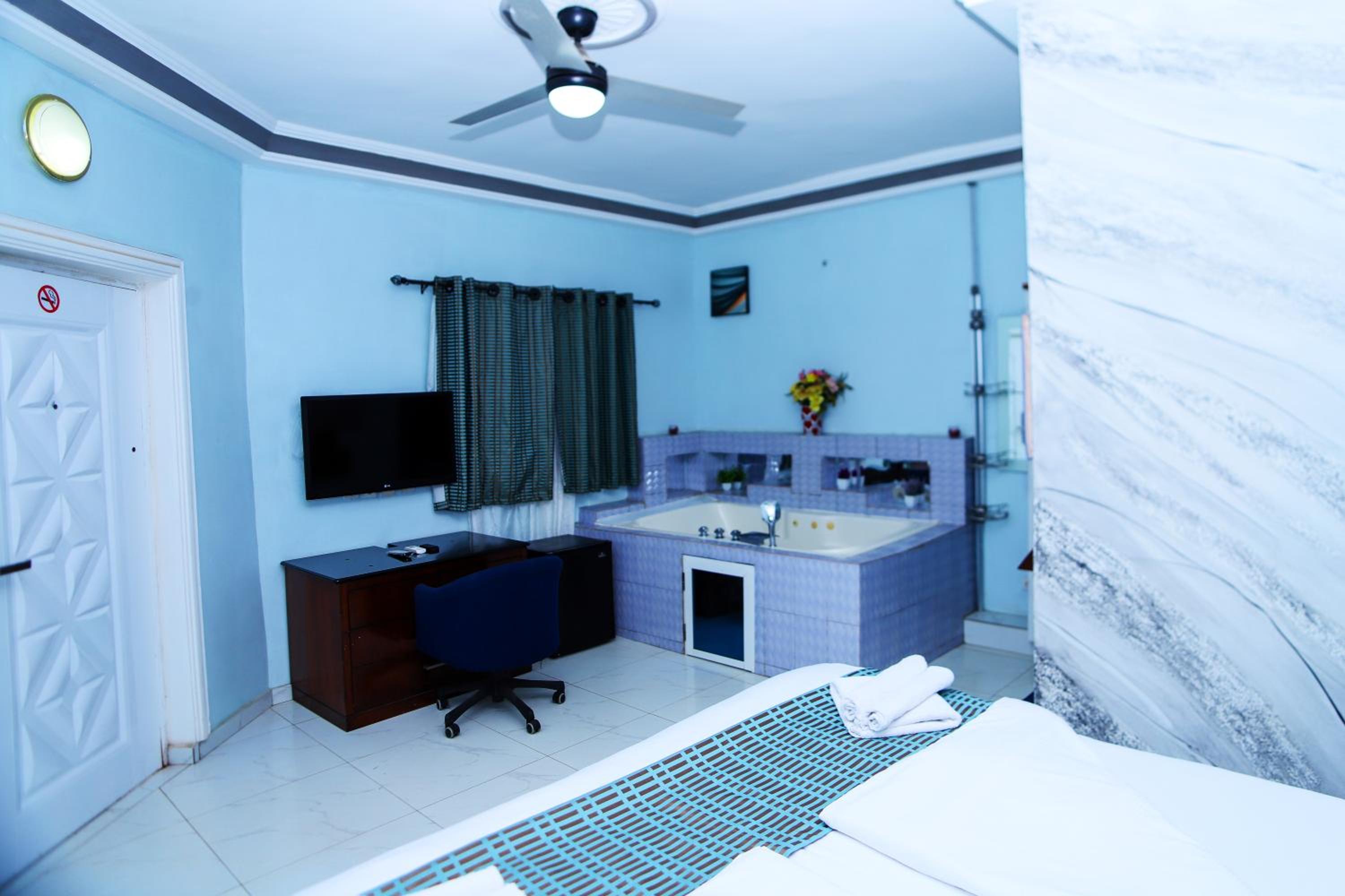 Deluxe Room (2 Adults + 1 Child)