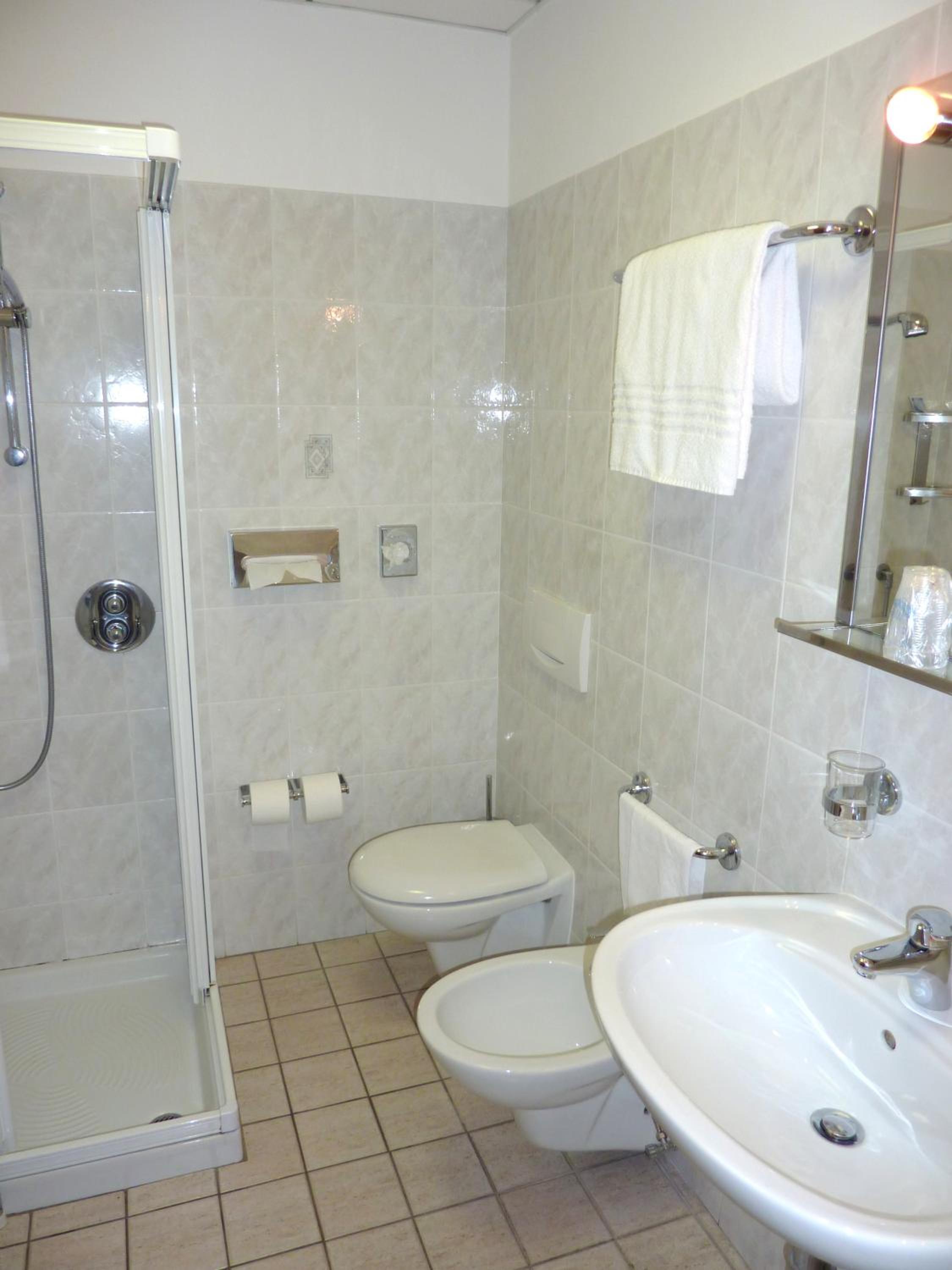 Double or Twin Room - Photo 9
