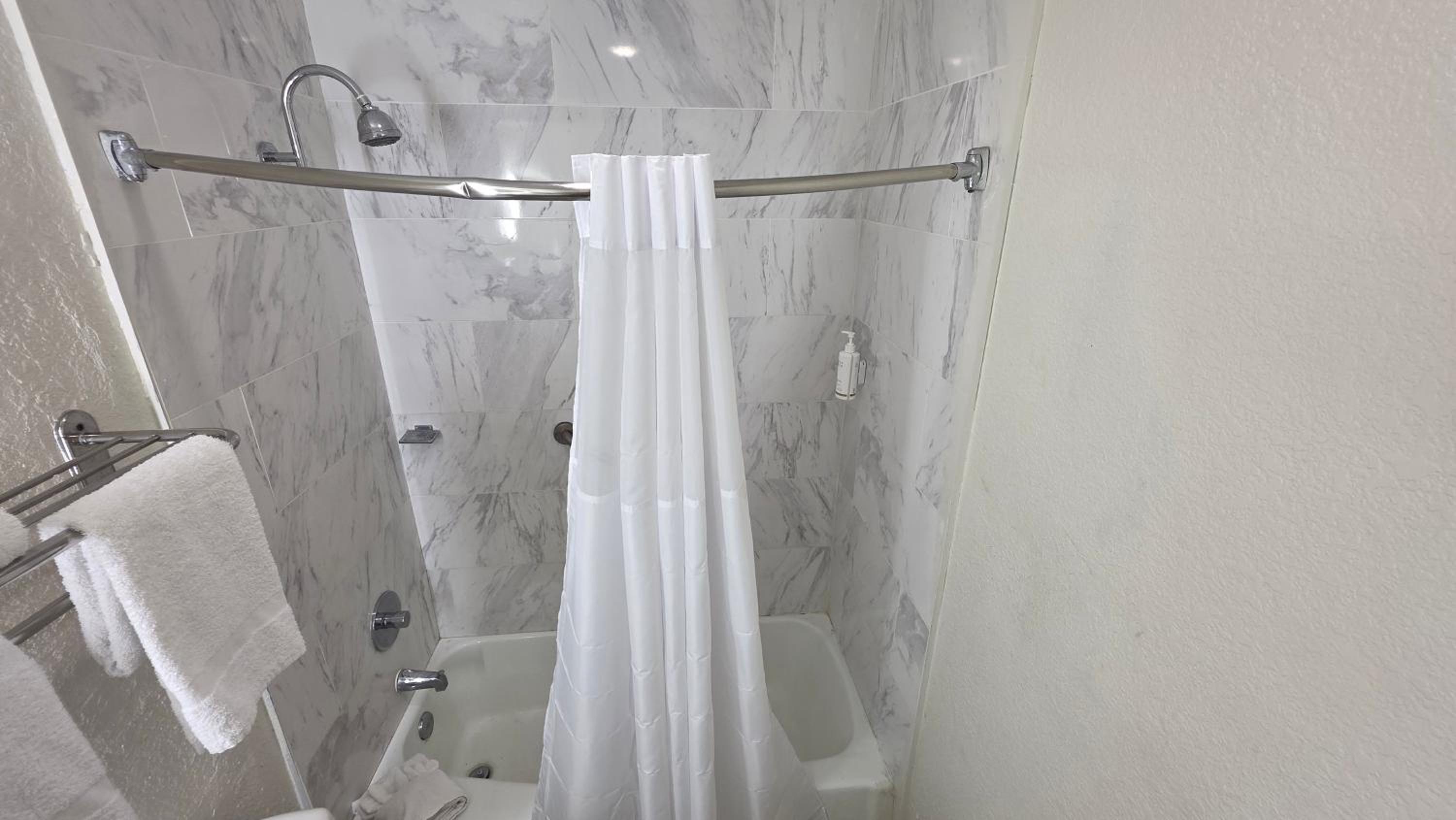 King Suite - Non-Smoking - Photo 6