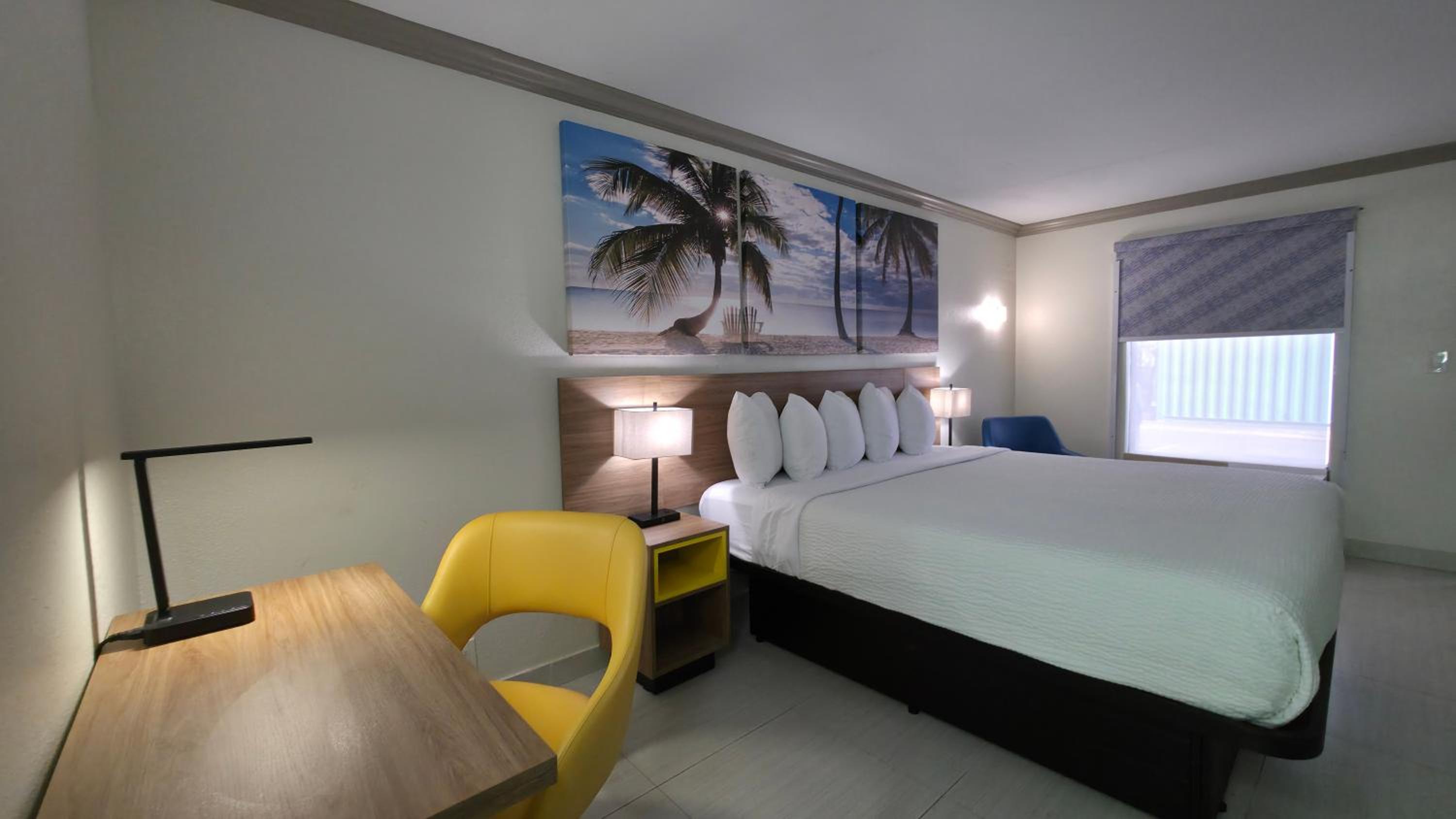 King Room with Bath Tub - Mobility Accessible/Non-Smoking - Photo 3