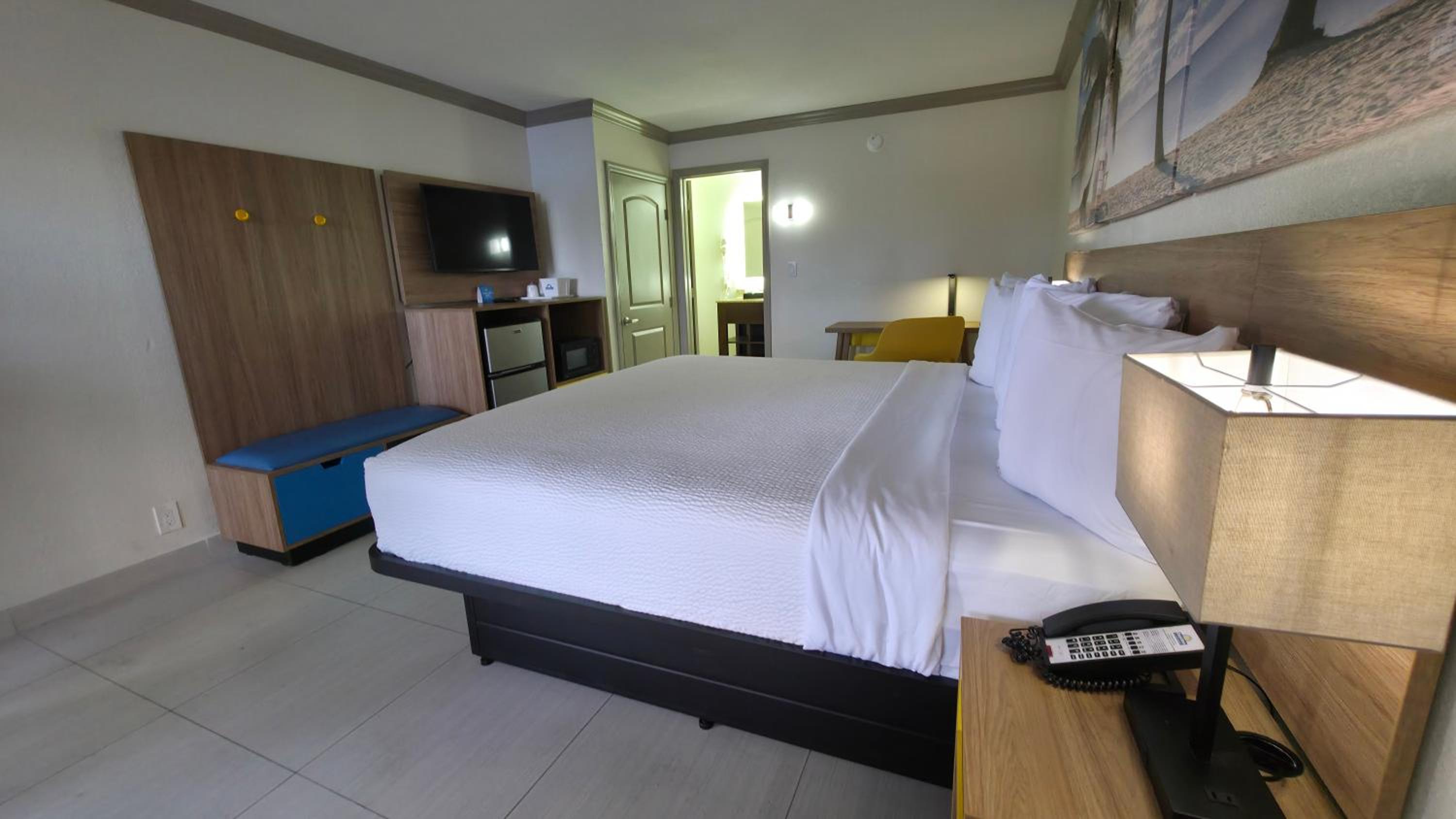 King Room with Bath Tub - Mobility Accessible/Non-Smoking - Photo 8