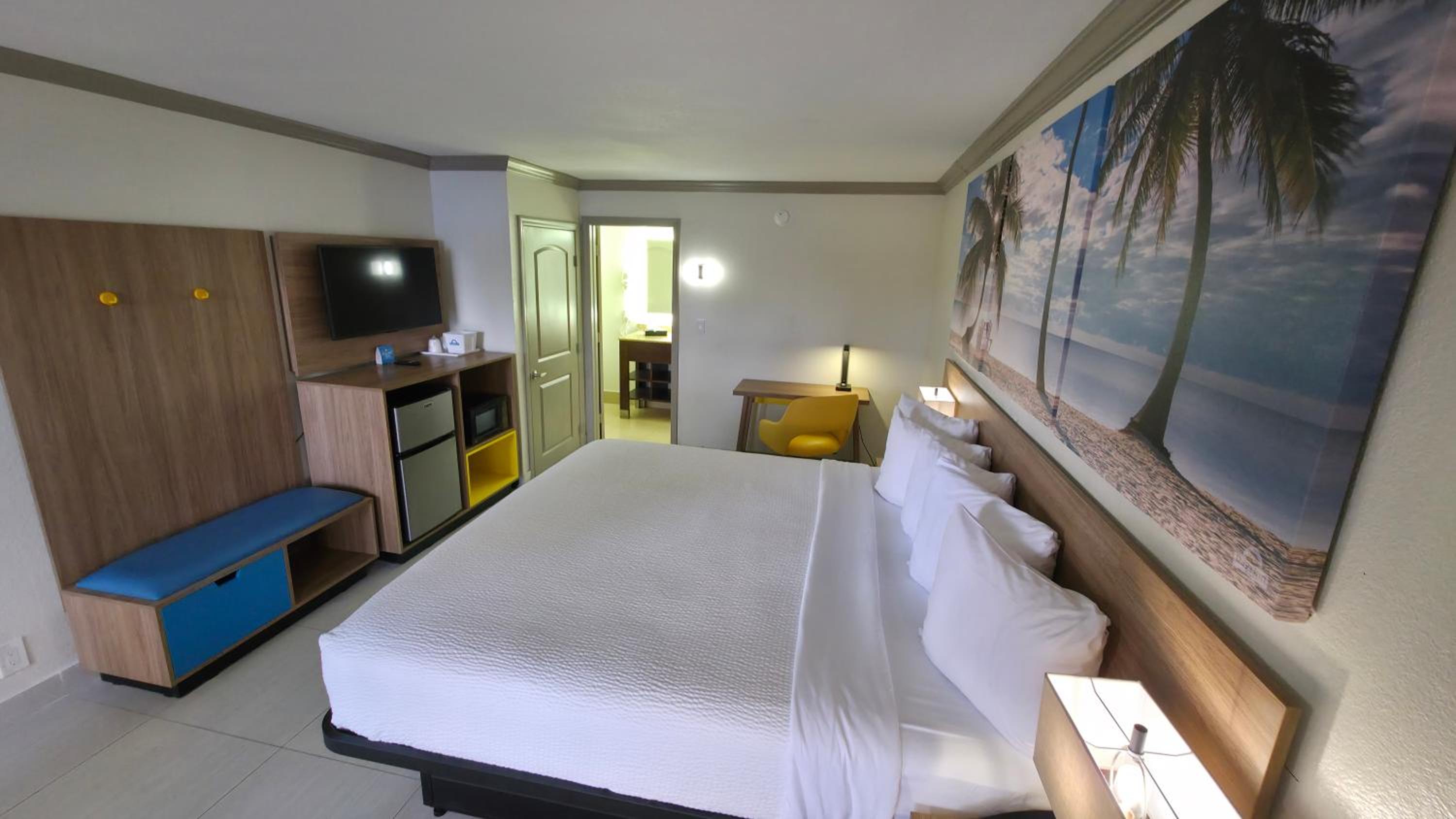 King Room with Bath Tub - Mobility Accessible/Non-Smoking - Photo 6