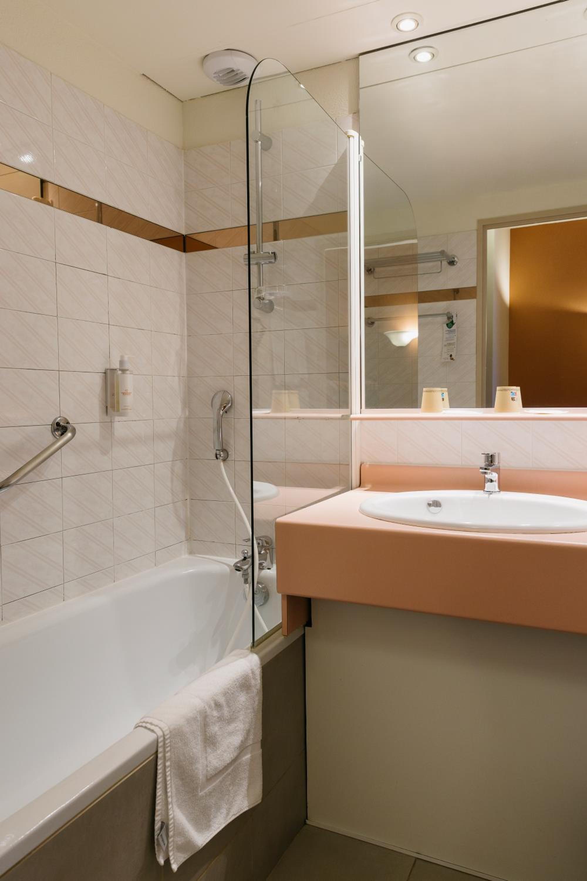 Twin Room Twin Room