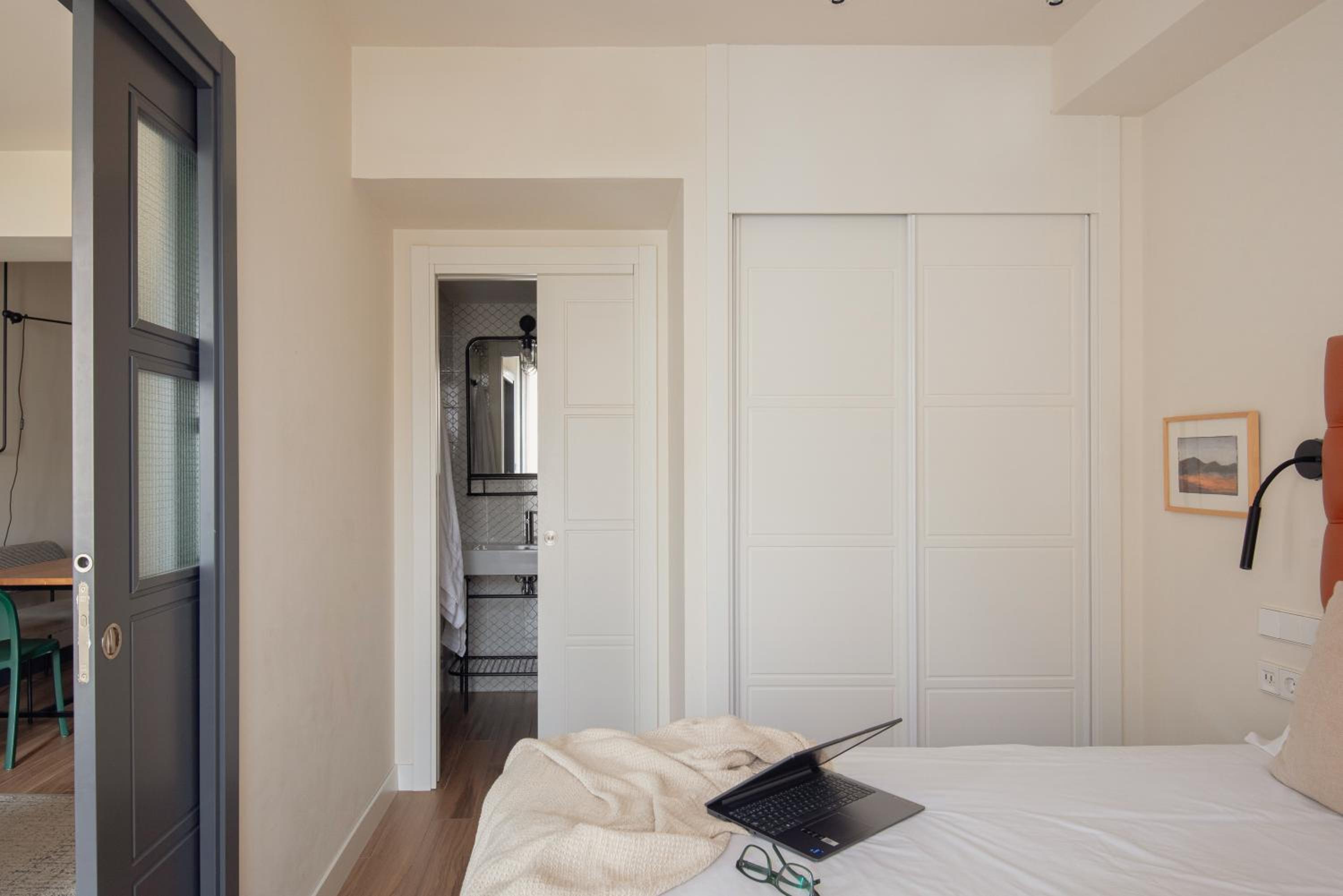 One-Bedroom Deluxe Apartment - Photo 4