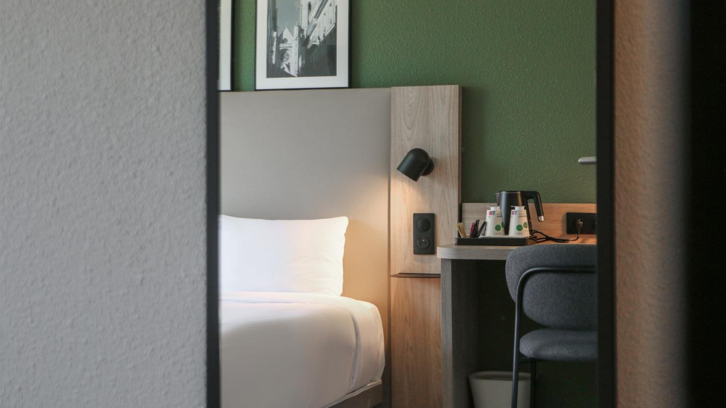 Standard Queen Room - Photo 4