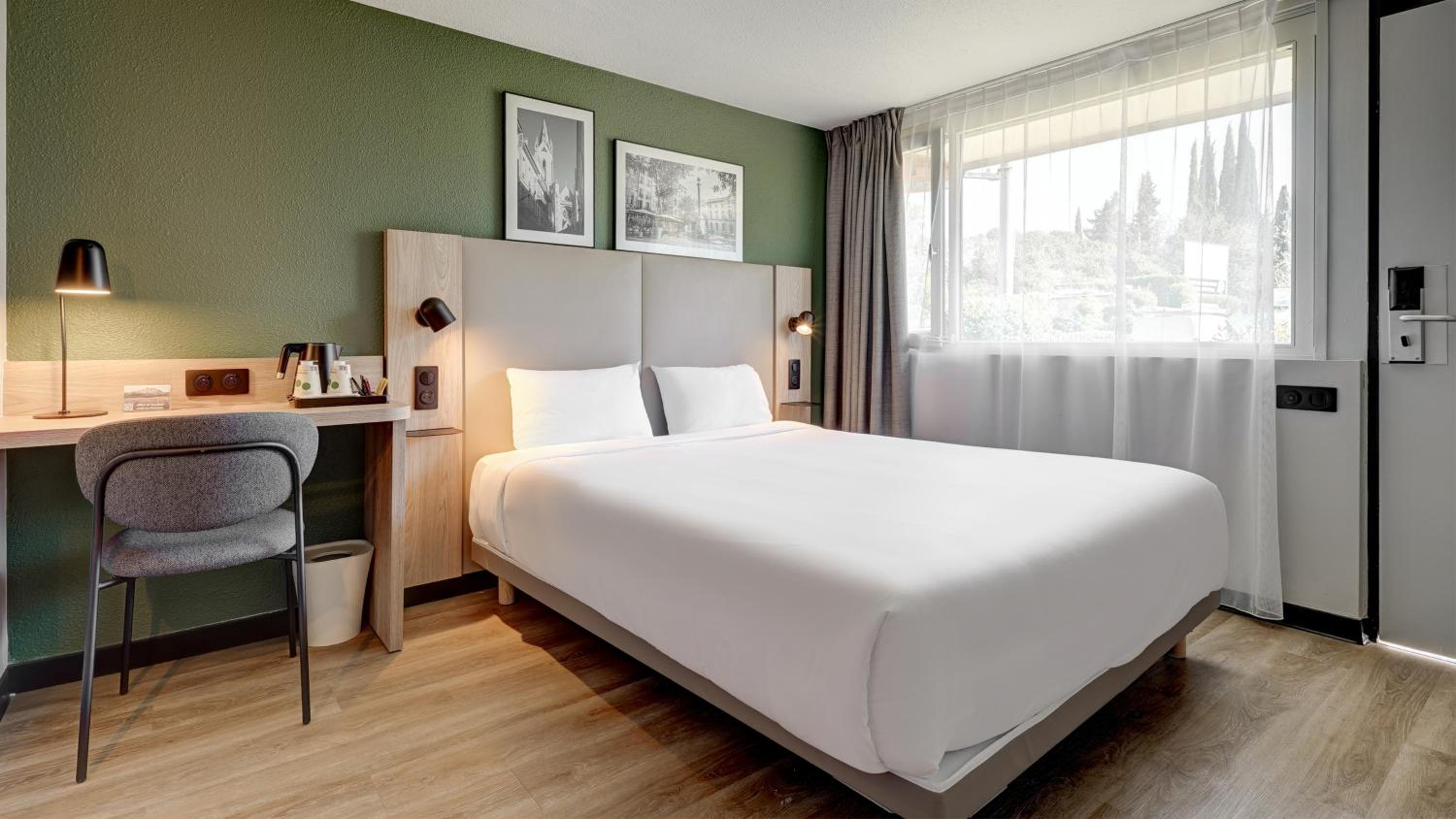 Standard Queen Room - Photo 10