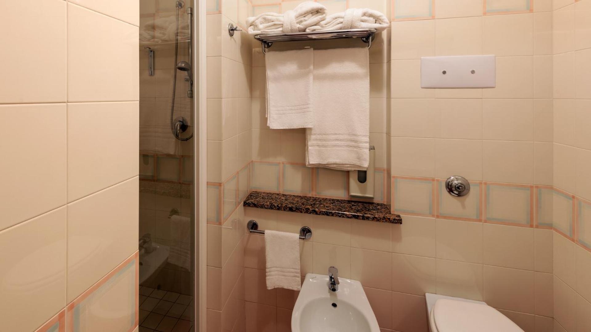 Economy Triple Room photo 2