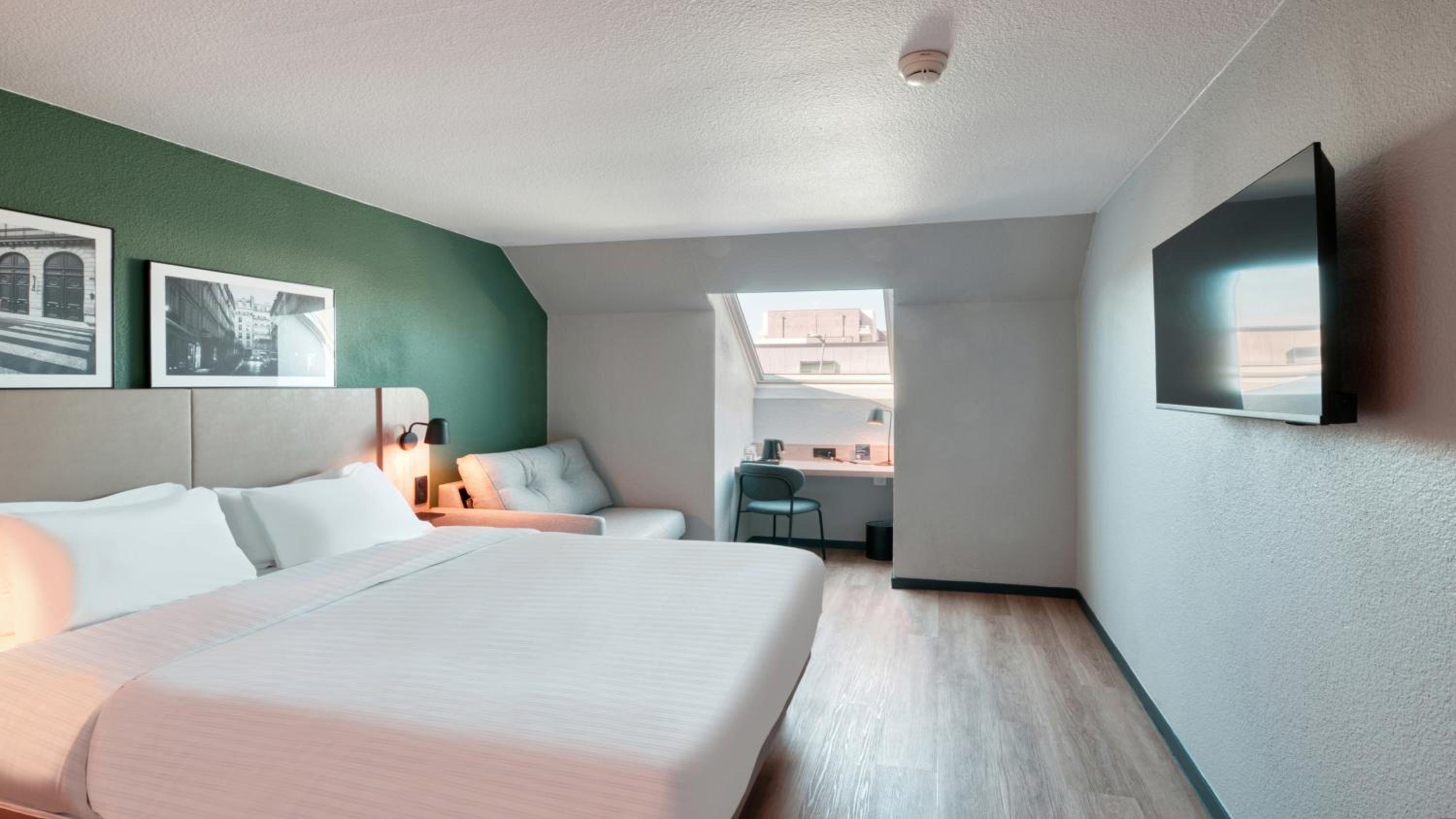 Superior King Room with Sofa Bed - Photo 1