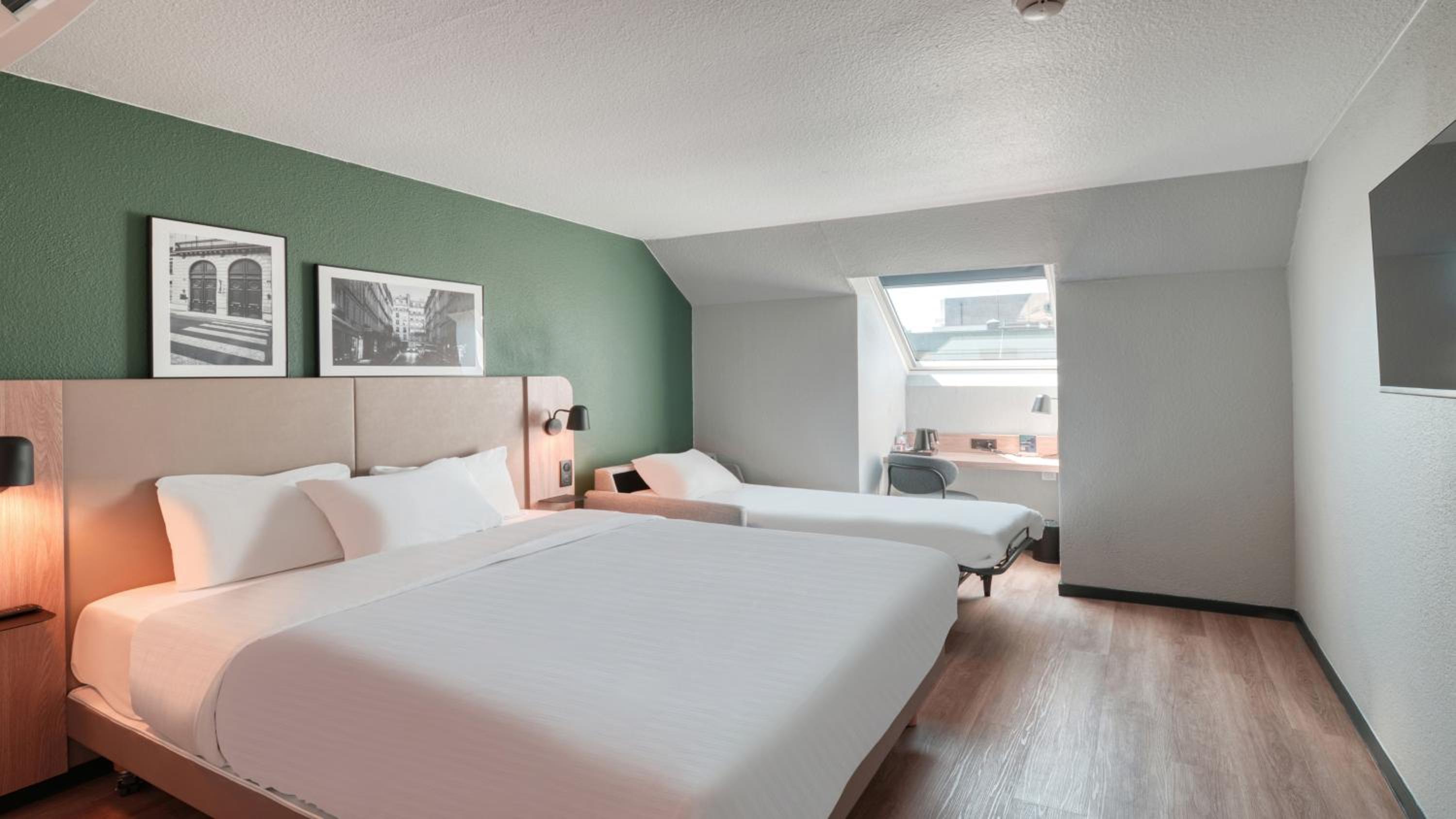 Superior King Room with Sofa Bed - Photo 2
