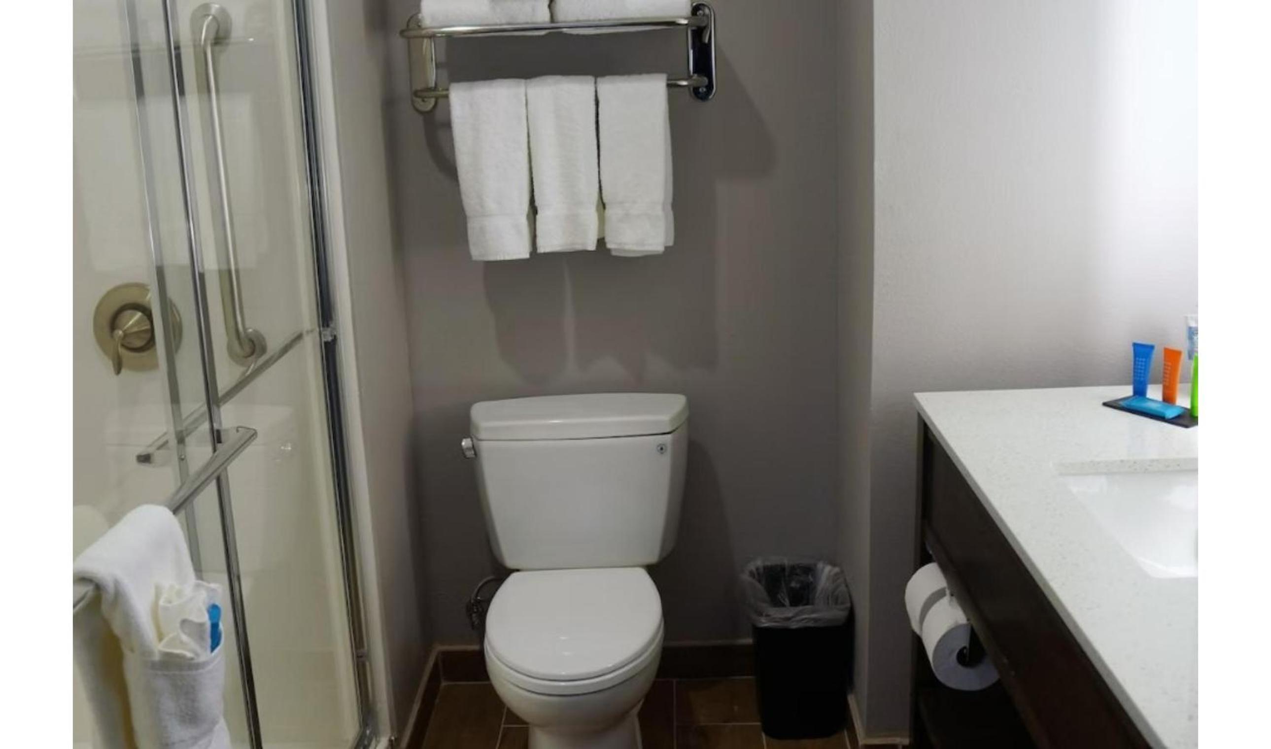 Premium Single King Room - Photo 7