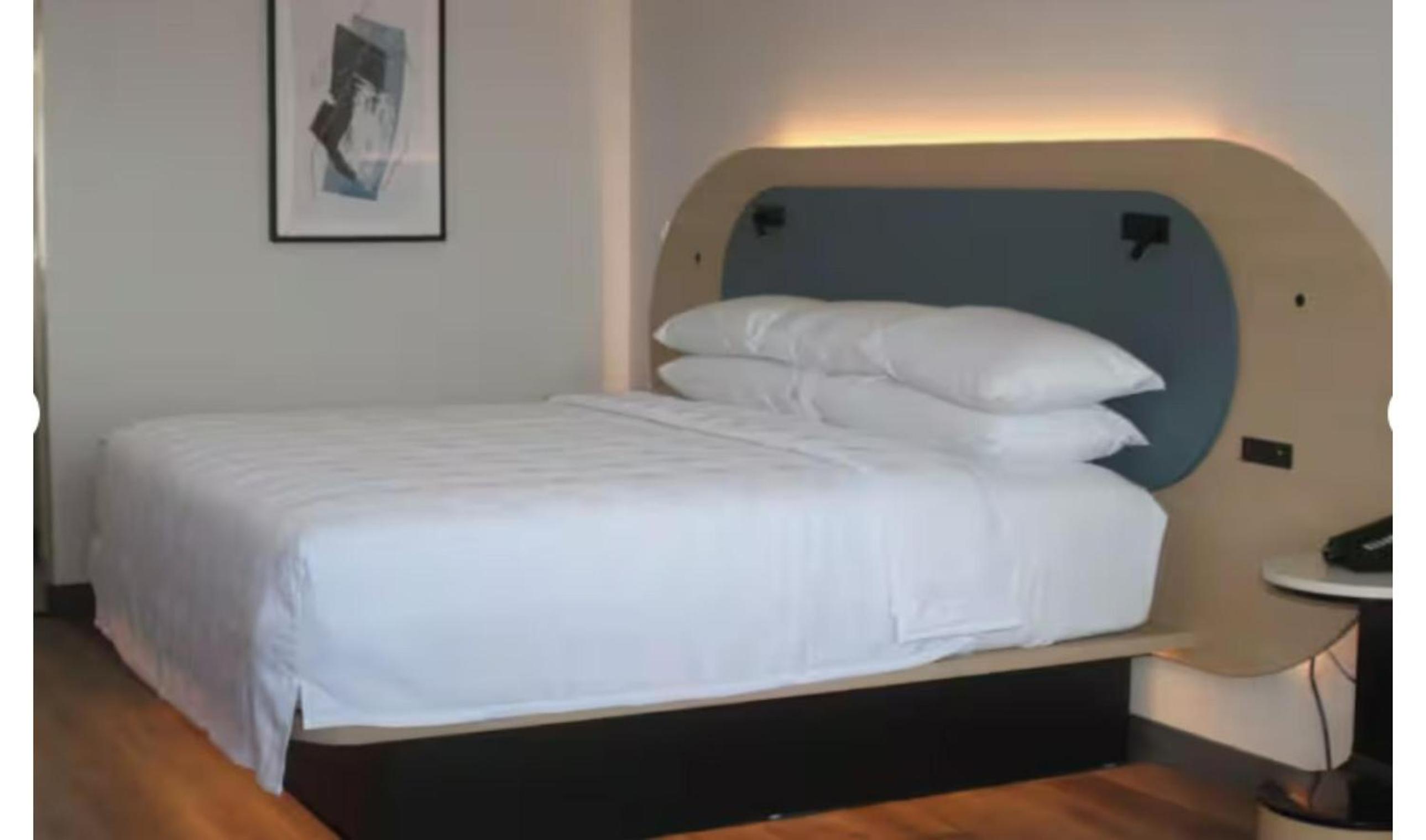 Premium Single King Room - Photo 5