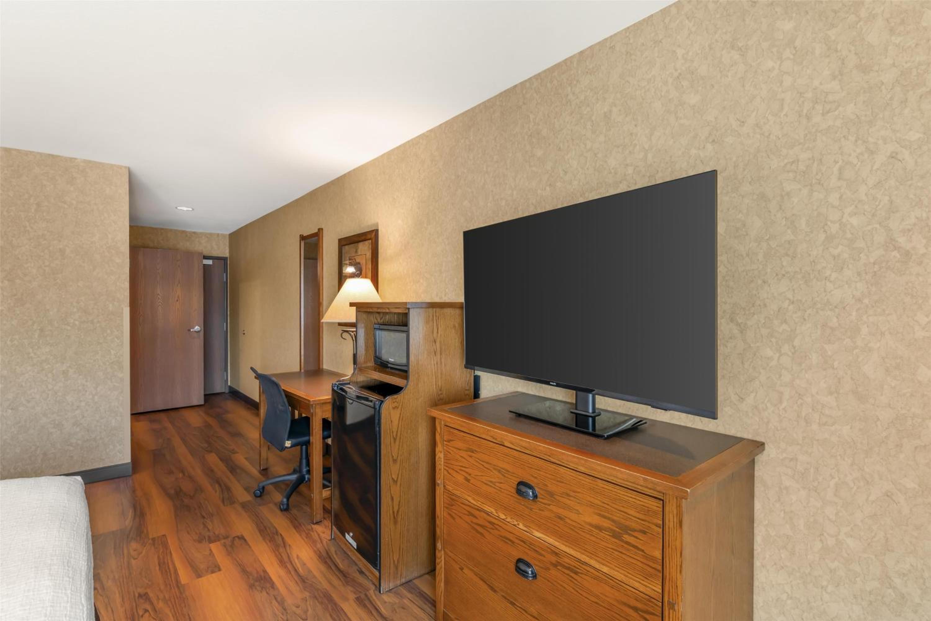 King Room with Roll-In Shower - Disability Access/First Floor/Non-Smoking - Photo 3