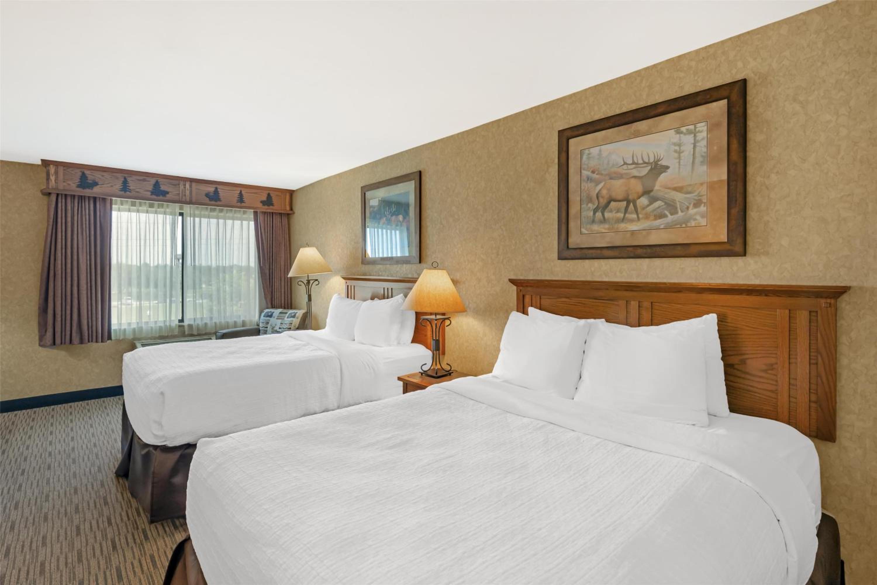 Queen Room with Two Queen Beds and Bath Tub - Disability Access/First Floor/Non-Smoking - Photo 2