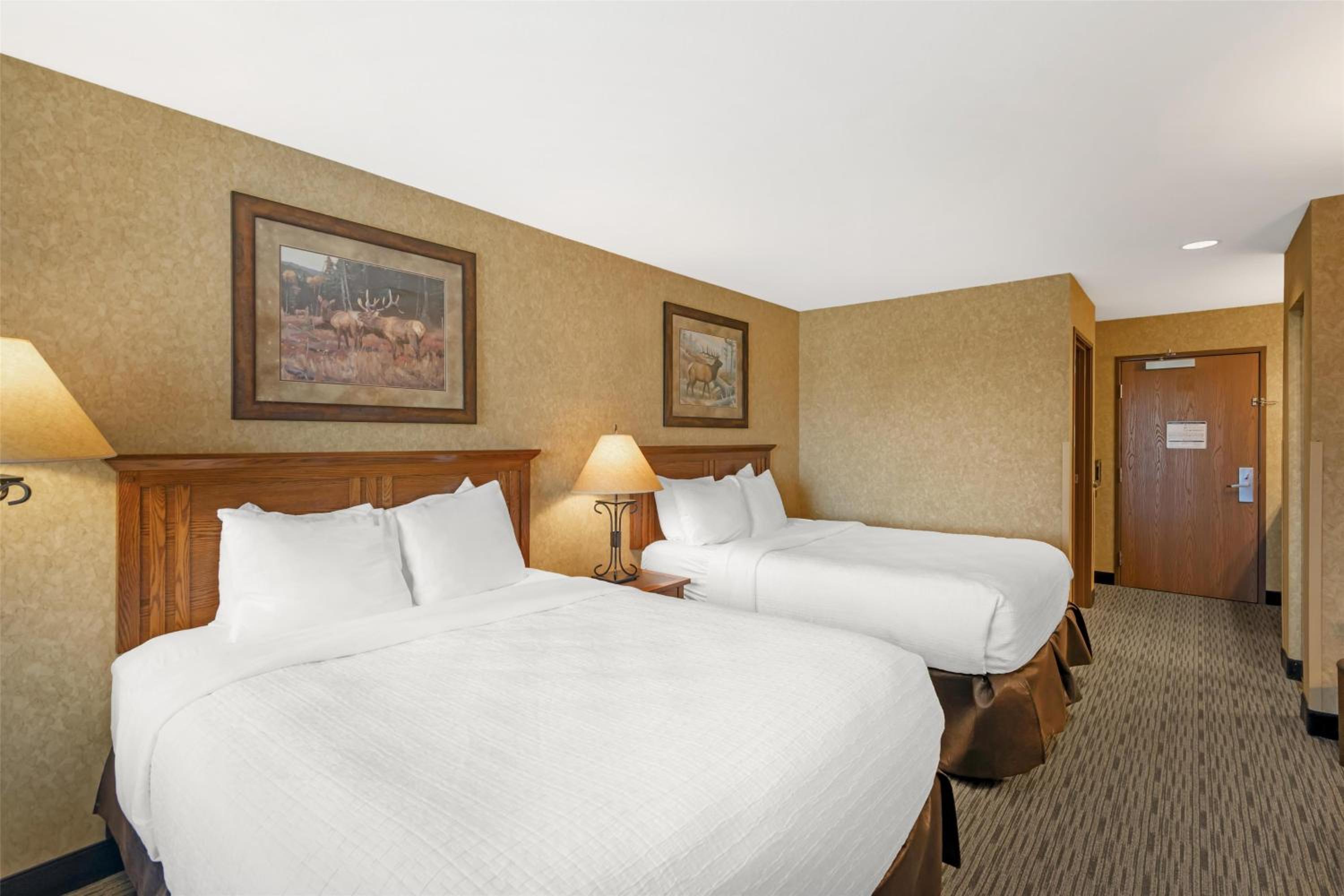 Queen Room with Two Queen Beds and Bath Tub - Disability Access/First Floor/Non-Smoking - Photo 1