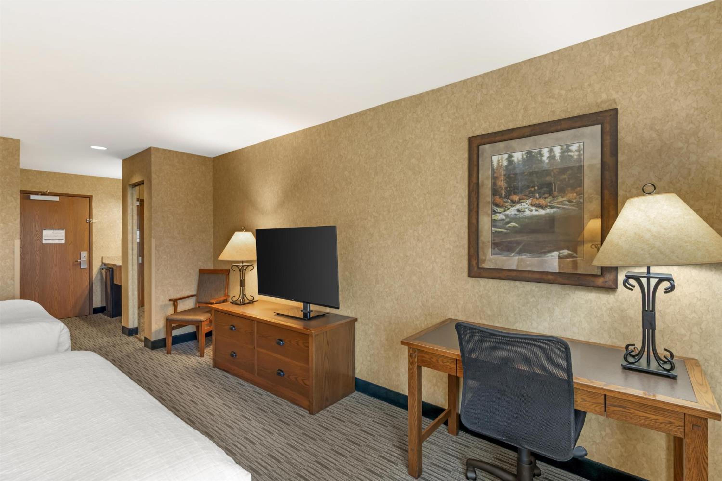 Queen Room with Two Queen Beds and Bath Tub - Disability Access/First Floor/Non-Smoking - Photo 3