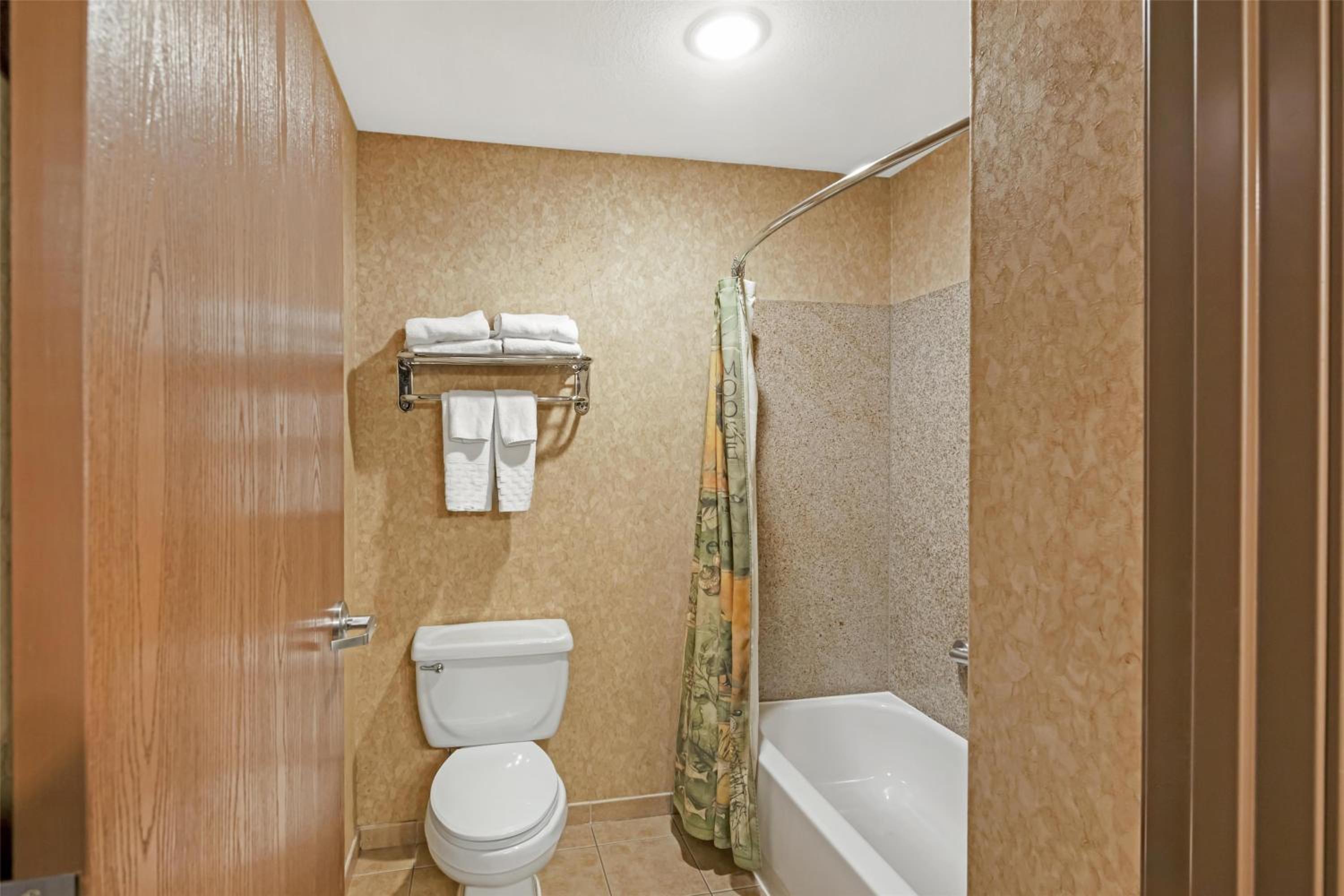 Queen Room with Two Queen Beds and Bath Tub - Disability Access/First Floor/Non-Smoking - Photo 4