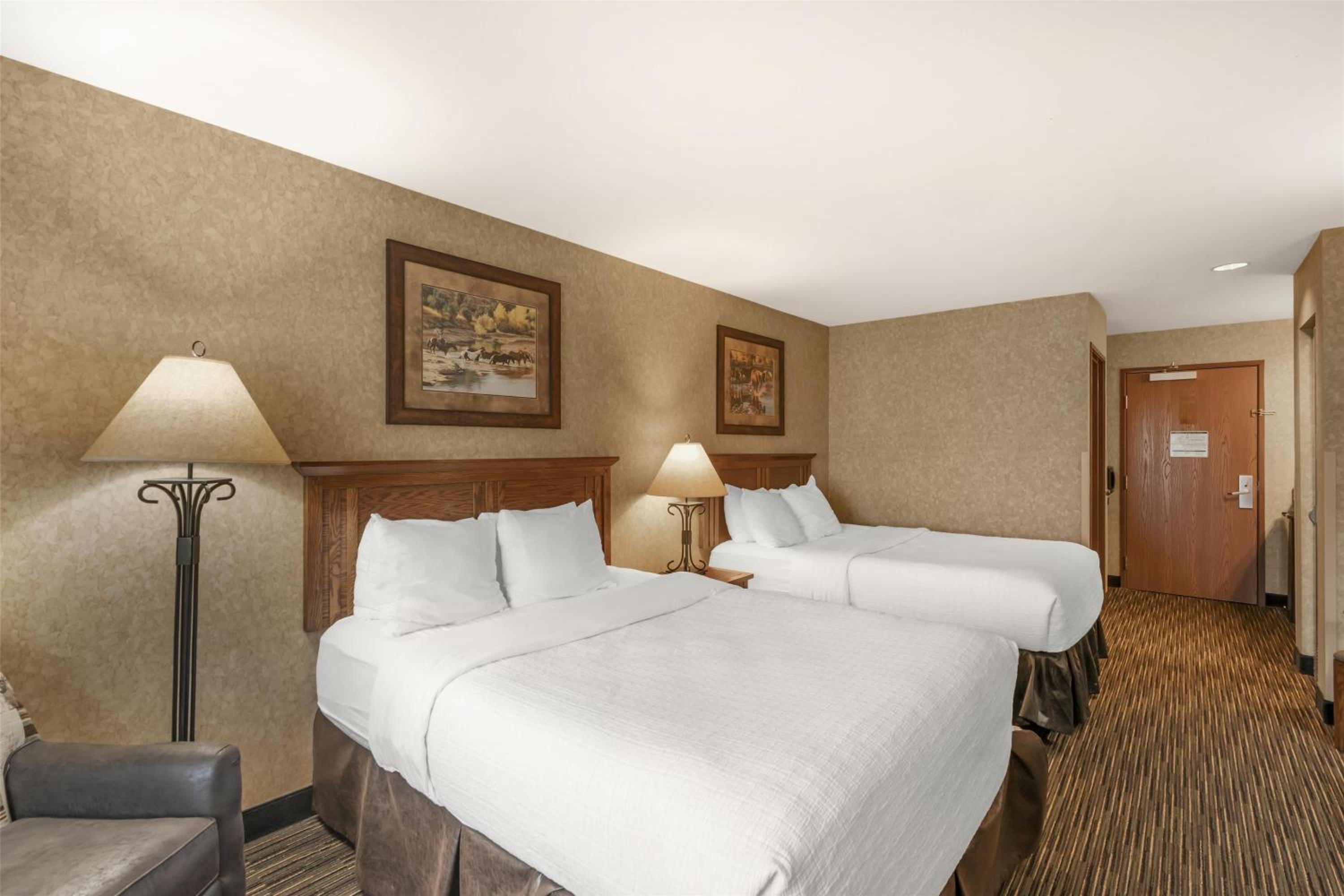 Queen Room with Two Queen Beds - Disability Access/First Floor/Non-Smoking - Photo 2