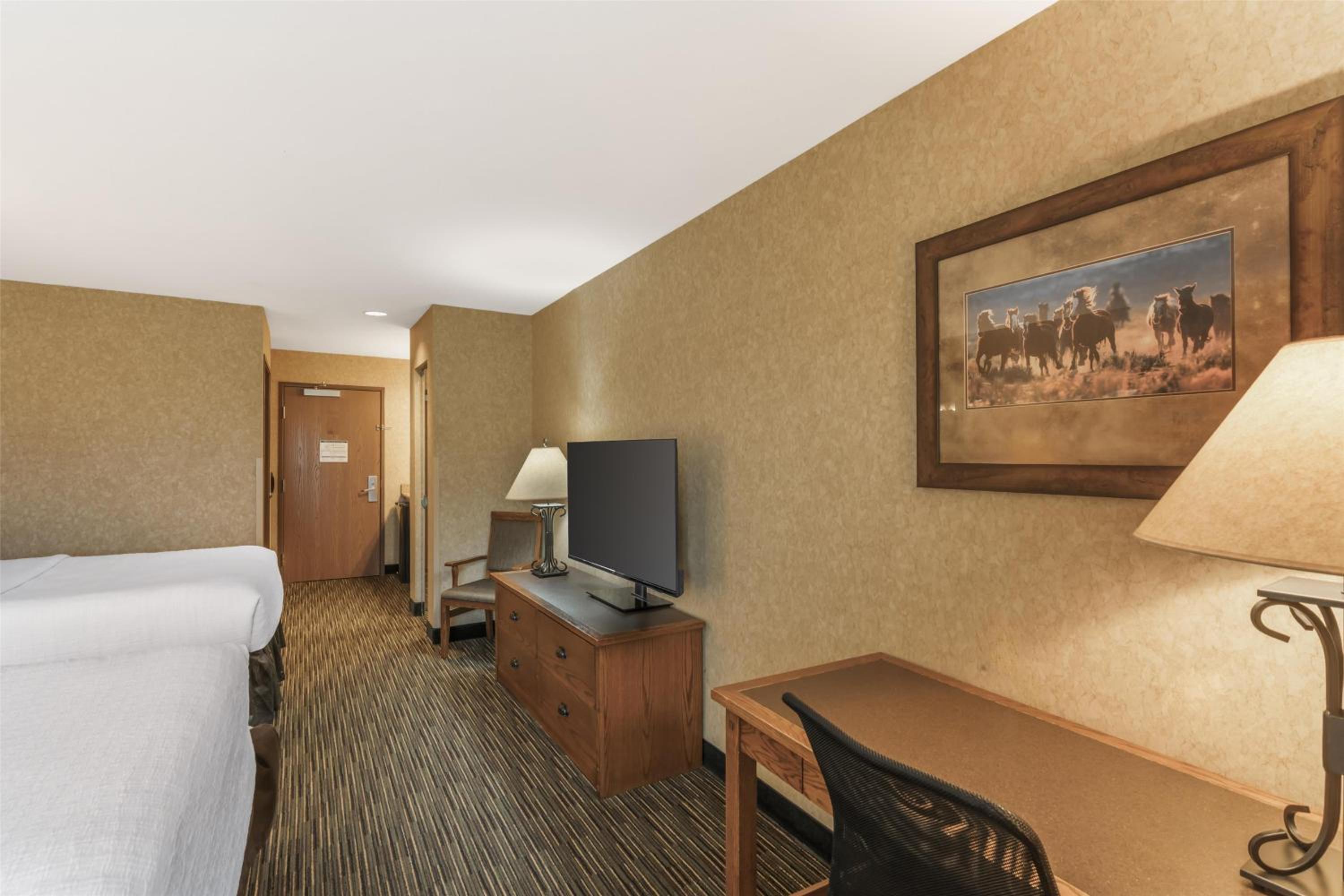Queen Room with Two Queen Beds - Disability Access/First Floor/Non-Smoking - Photo 3