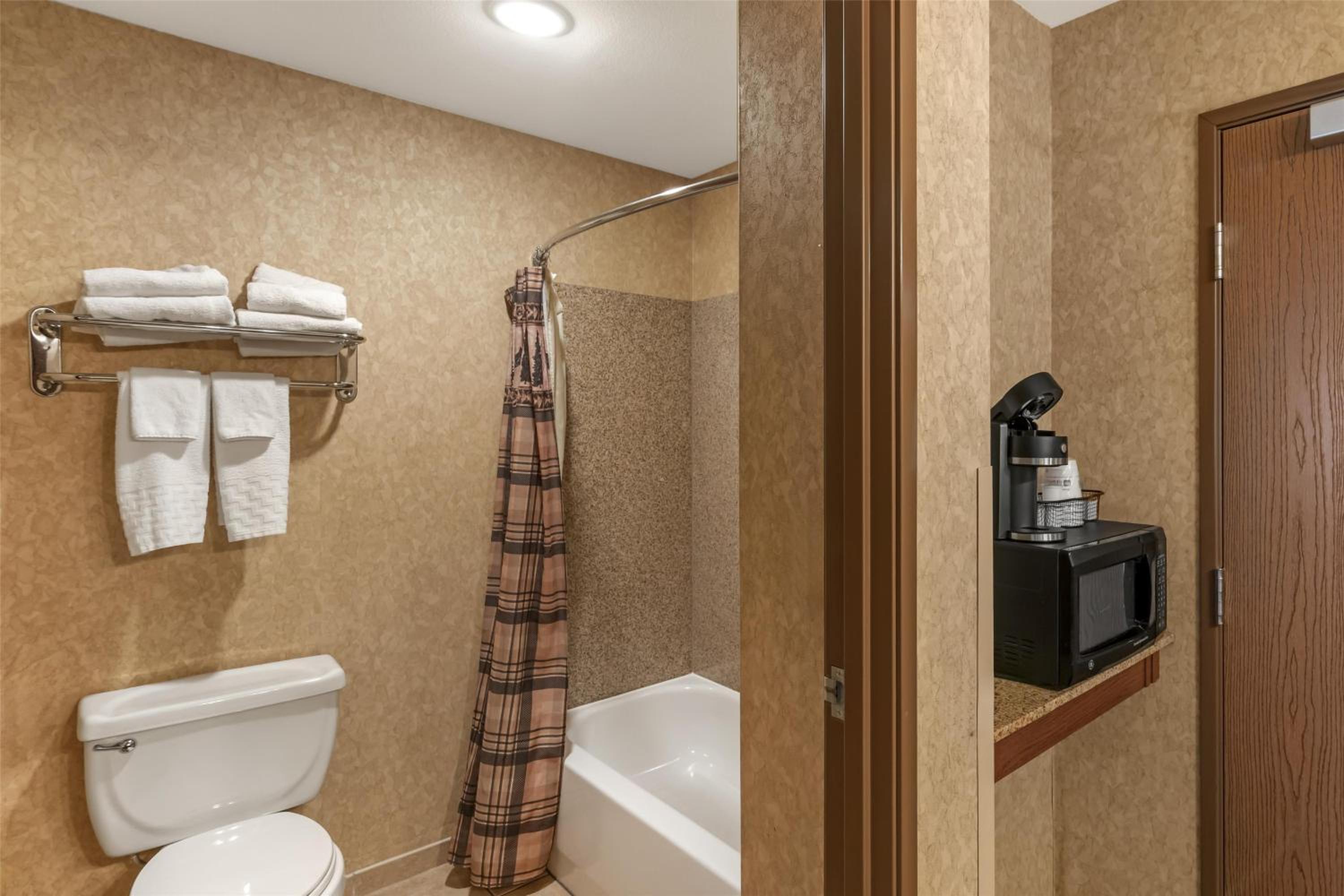Queen Room with Two Queen Beds - Disability Access/First Floor/Non-Smoking - Photo 4