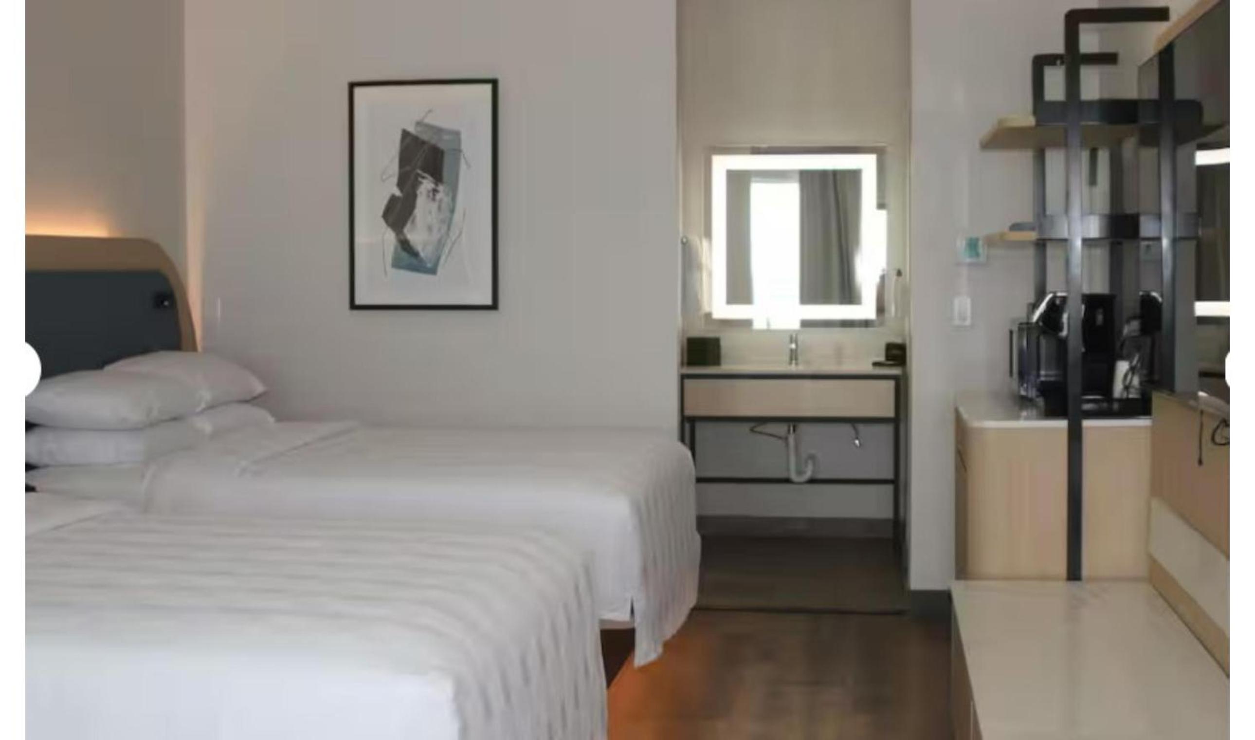 Premium Kitchenette Room with Two Queen Beds- Wheelchair Accessible - Photo 7