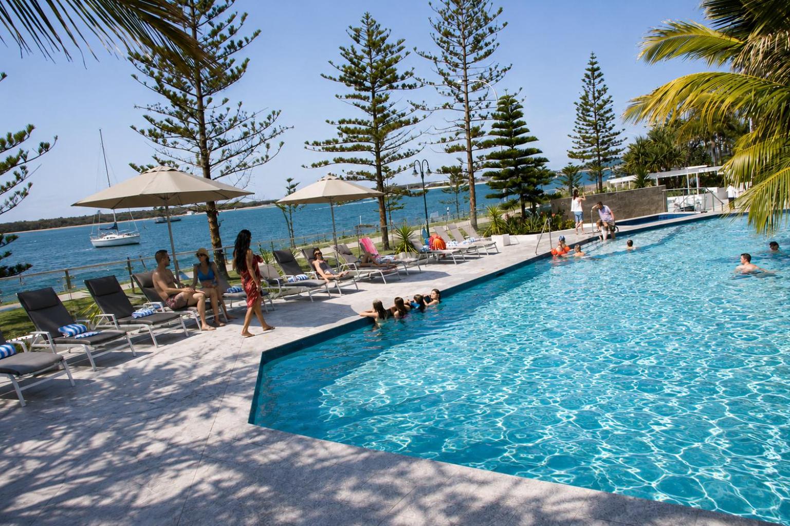 Apartment with Pool View