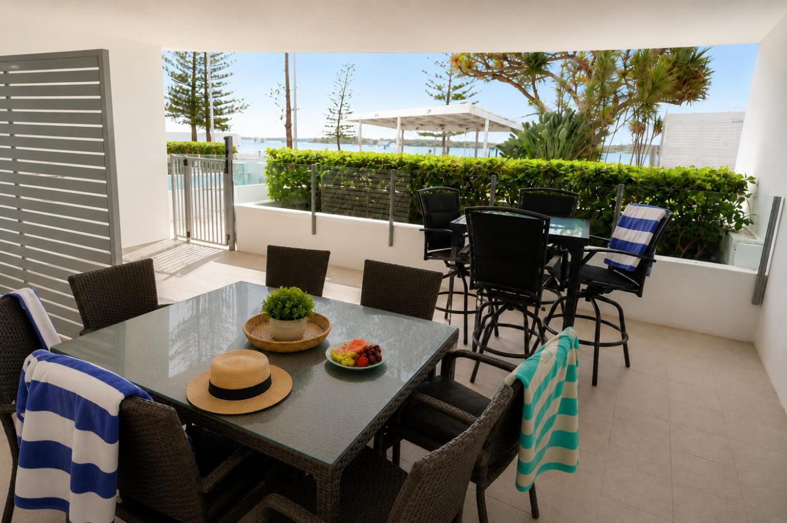 Apartment with Pool View
