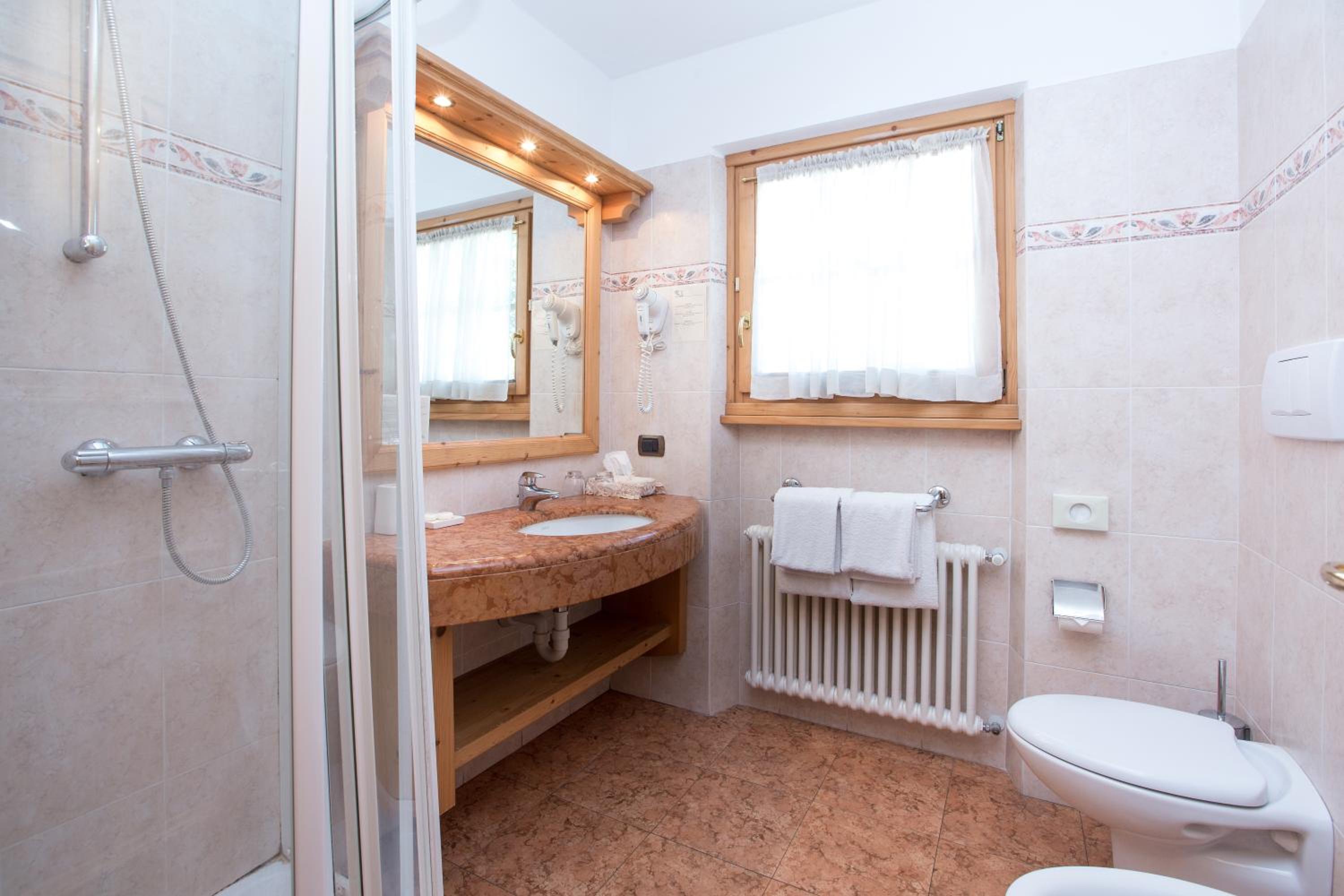 Double or Twin Room with Balcony and Mountain View - Photo 11