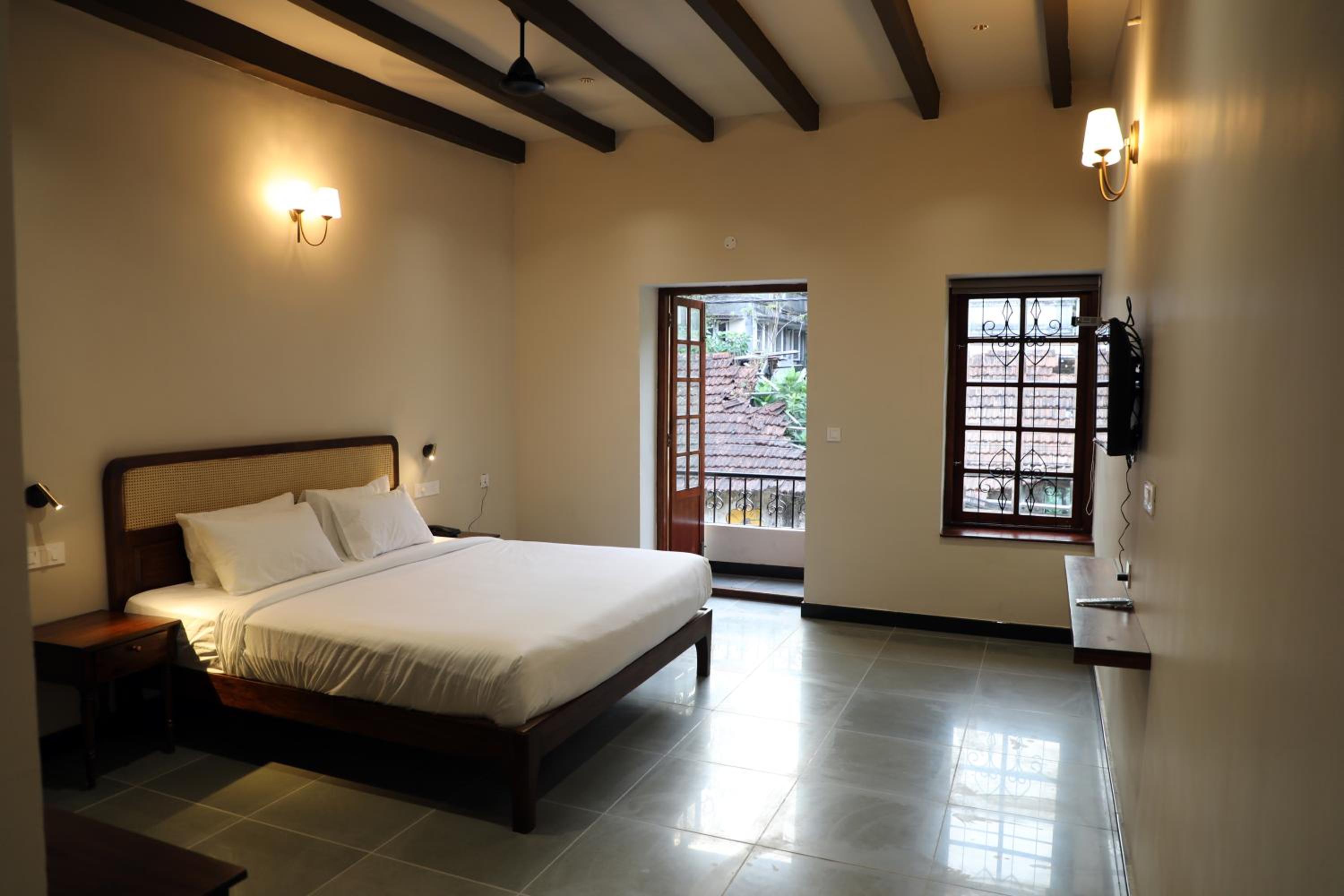 King Room with Balcony - Photo 2