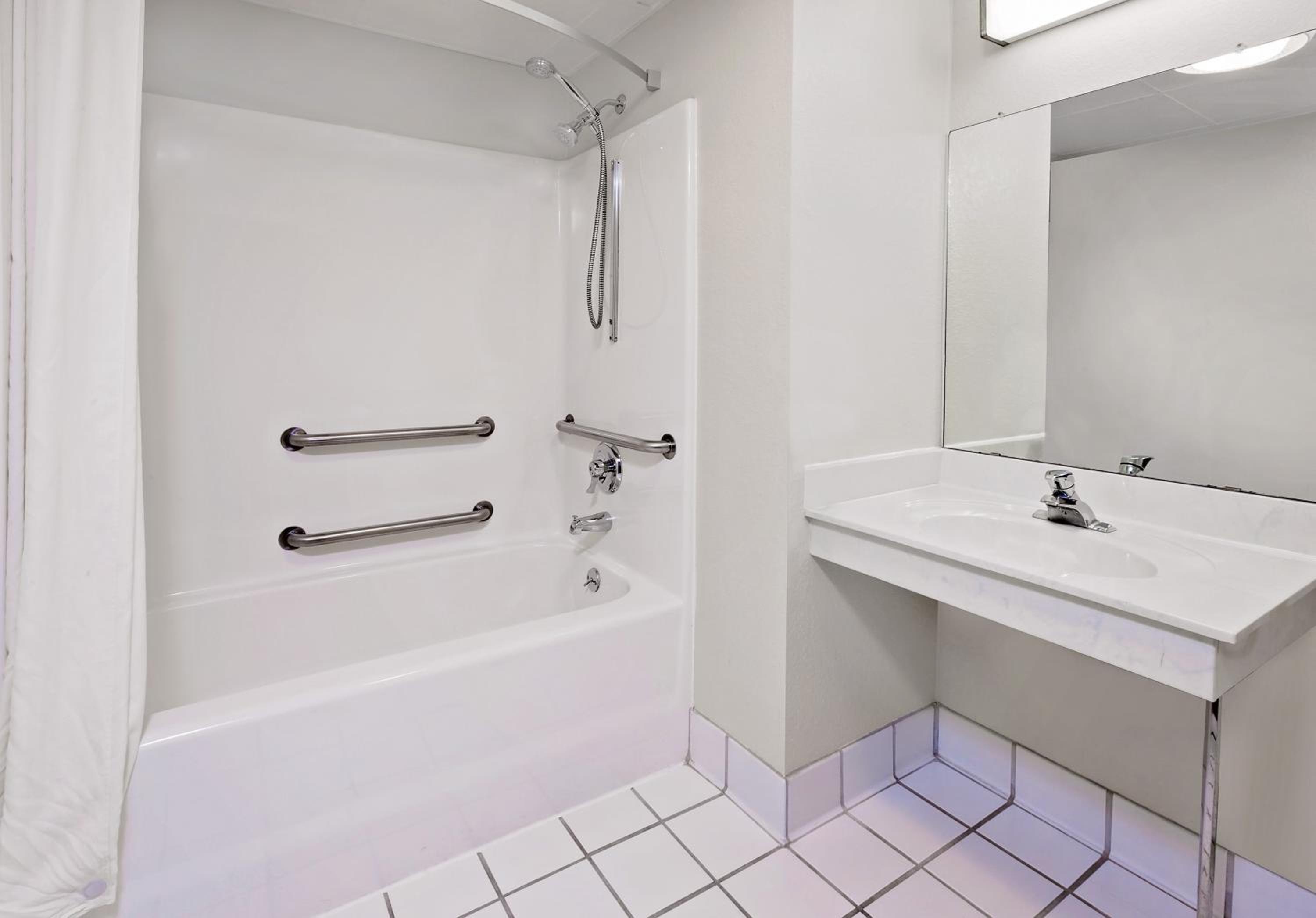 Queen Room - Mobility Access/Non-Smoking - Photo 2