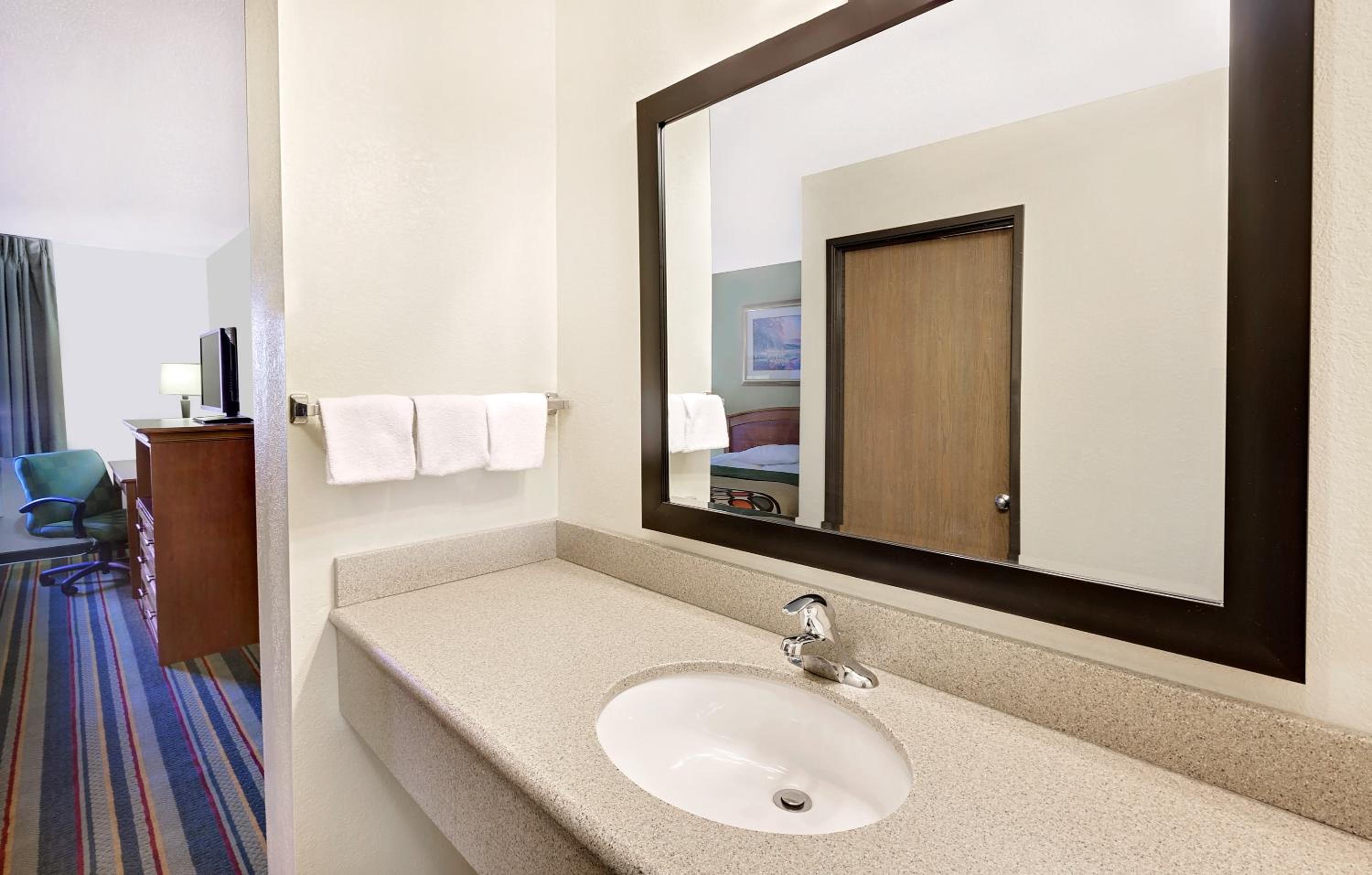 Standard King Room - Non-Smoking  - Photo 4