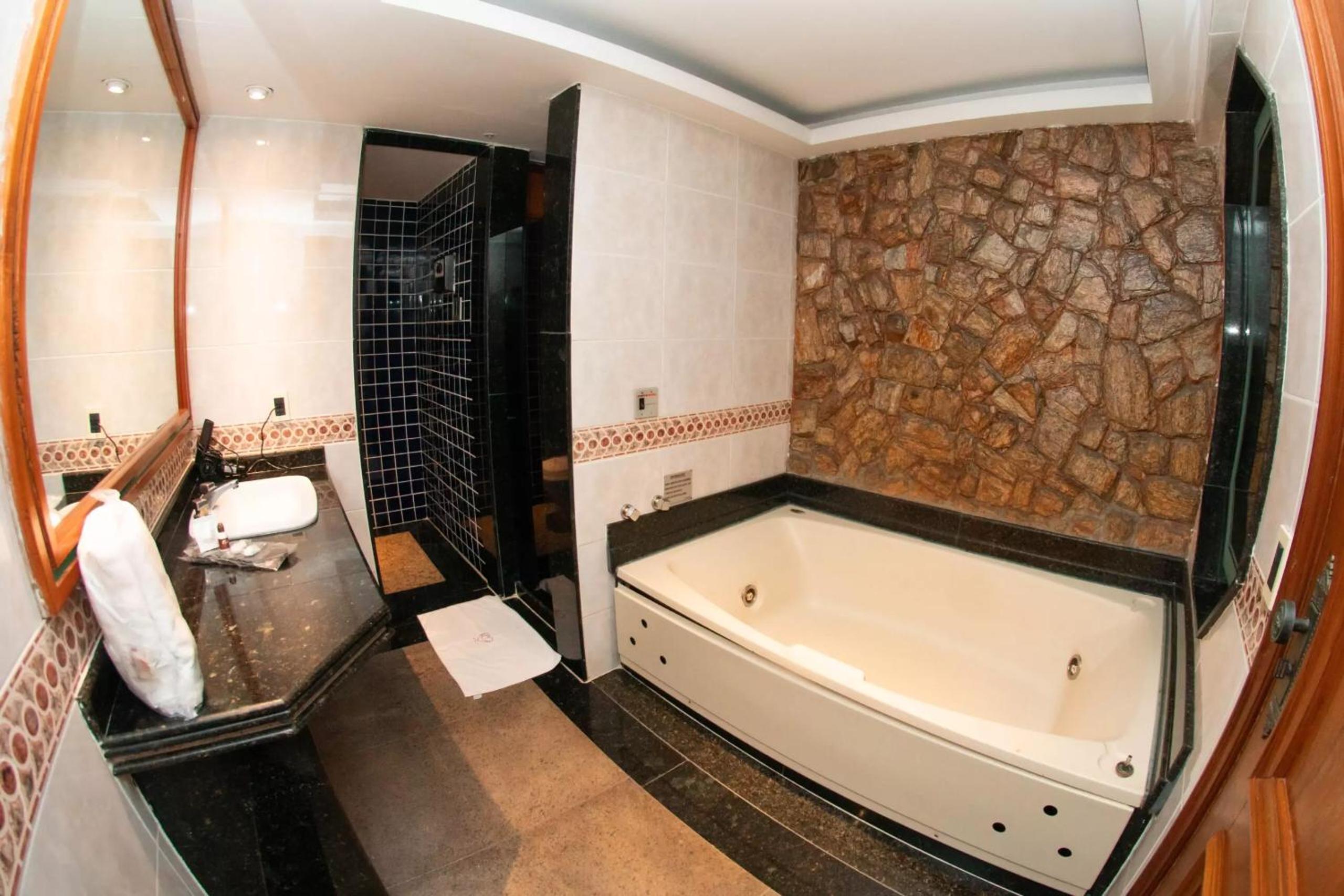 Deluxe Suite with Spa Bath