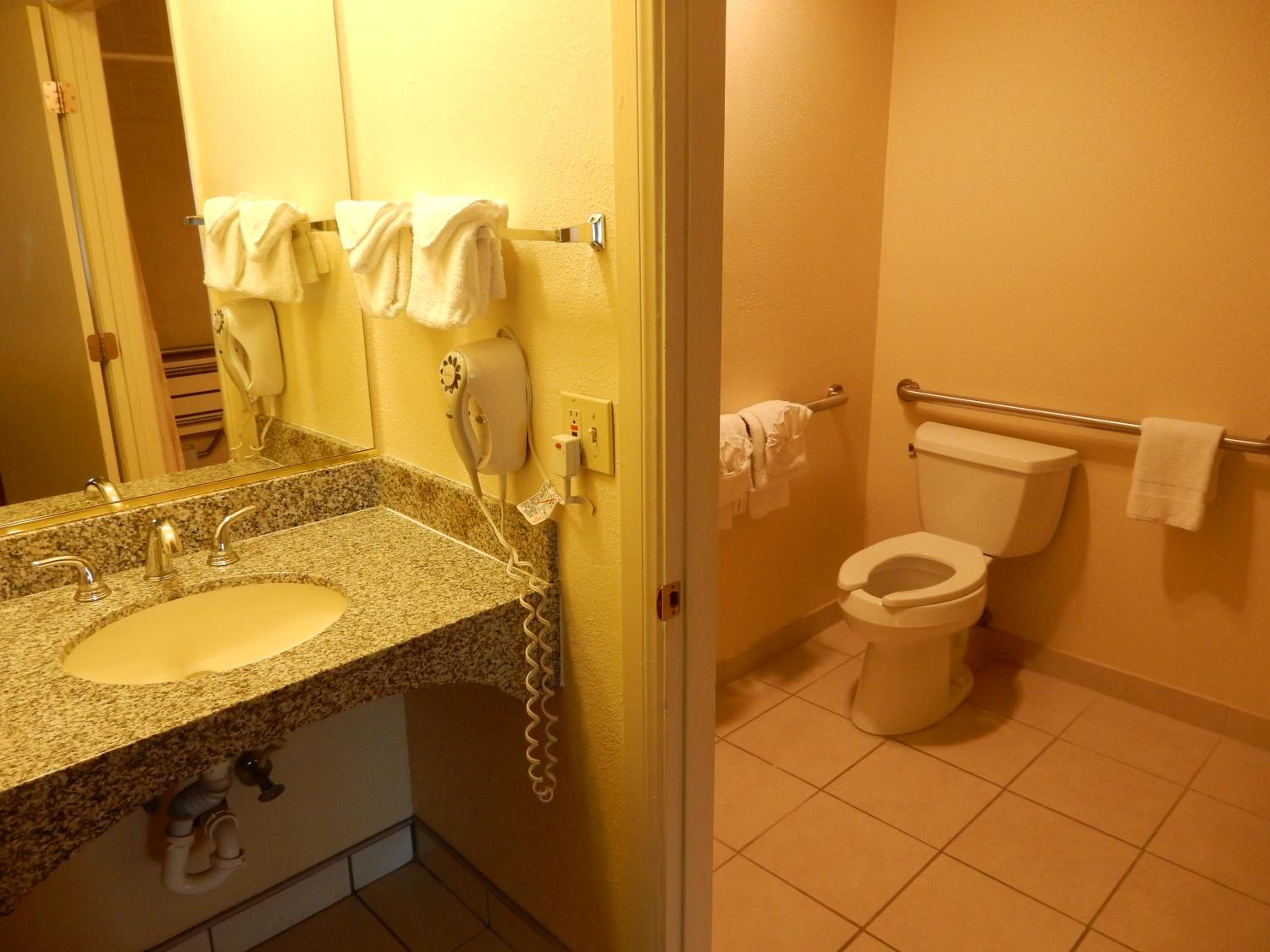 Standard Queen Room with Two Queen Beds - Non Smoking  - Photo 3