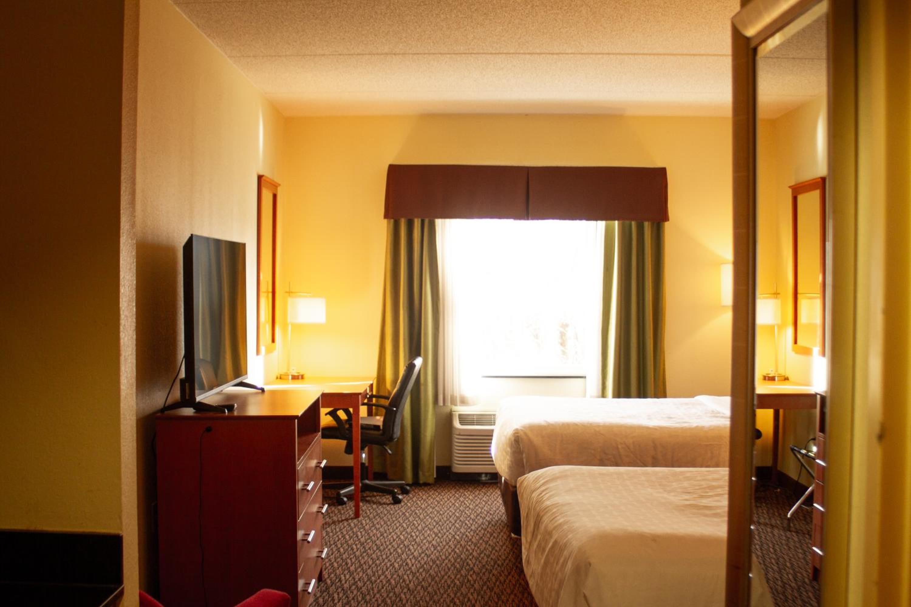 Queen Room with Two Queen Beds - Non-Smoking - Photo 3