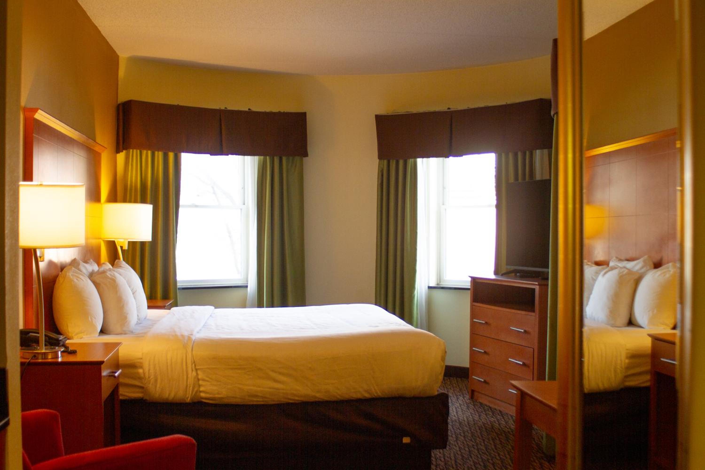 One-Bedroom King Suite - Non-Smoking - Photo 2