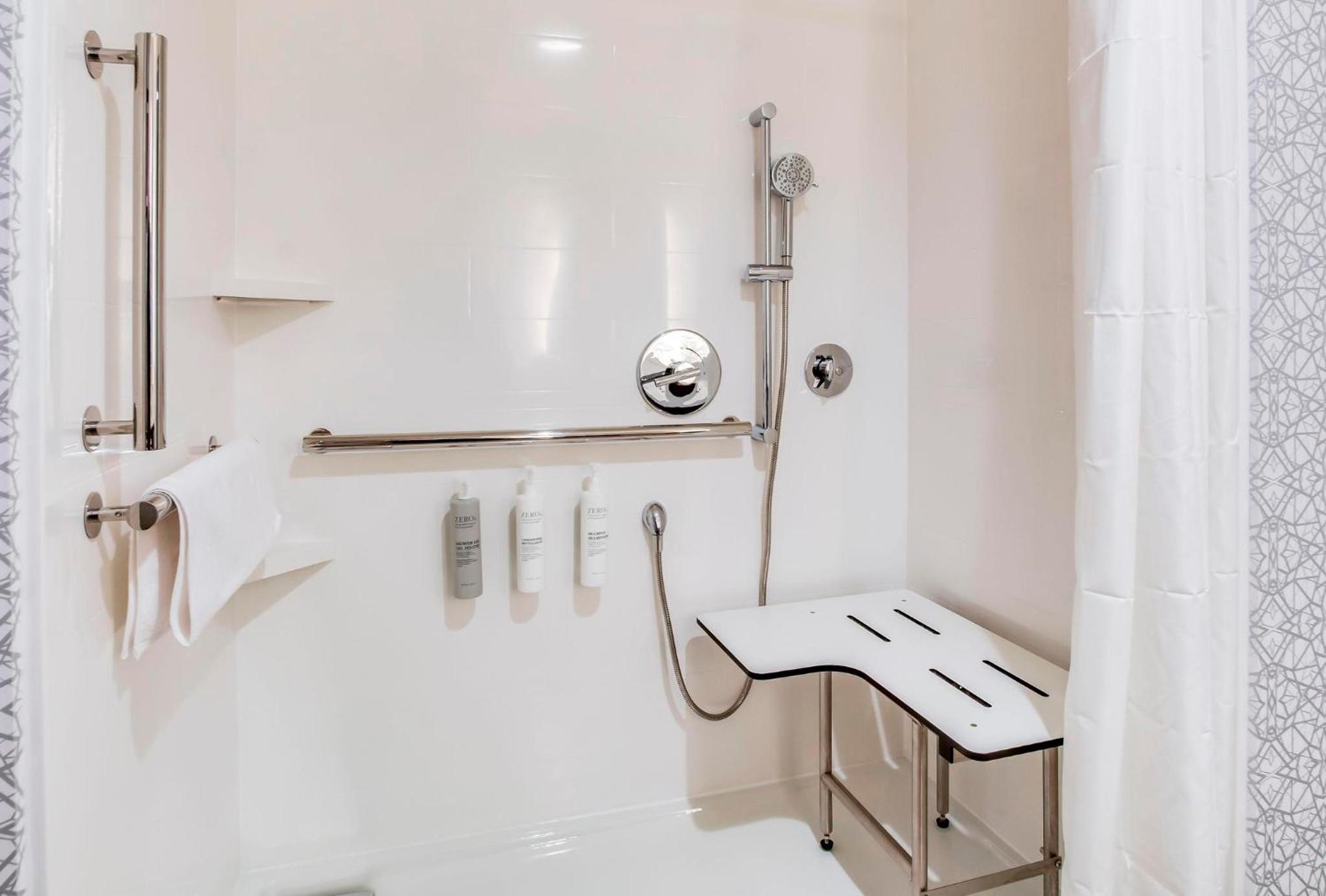 Queen Room with Two Queen Beds and Accessible Tub - Mobility Access - Photo 2
