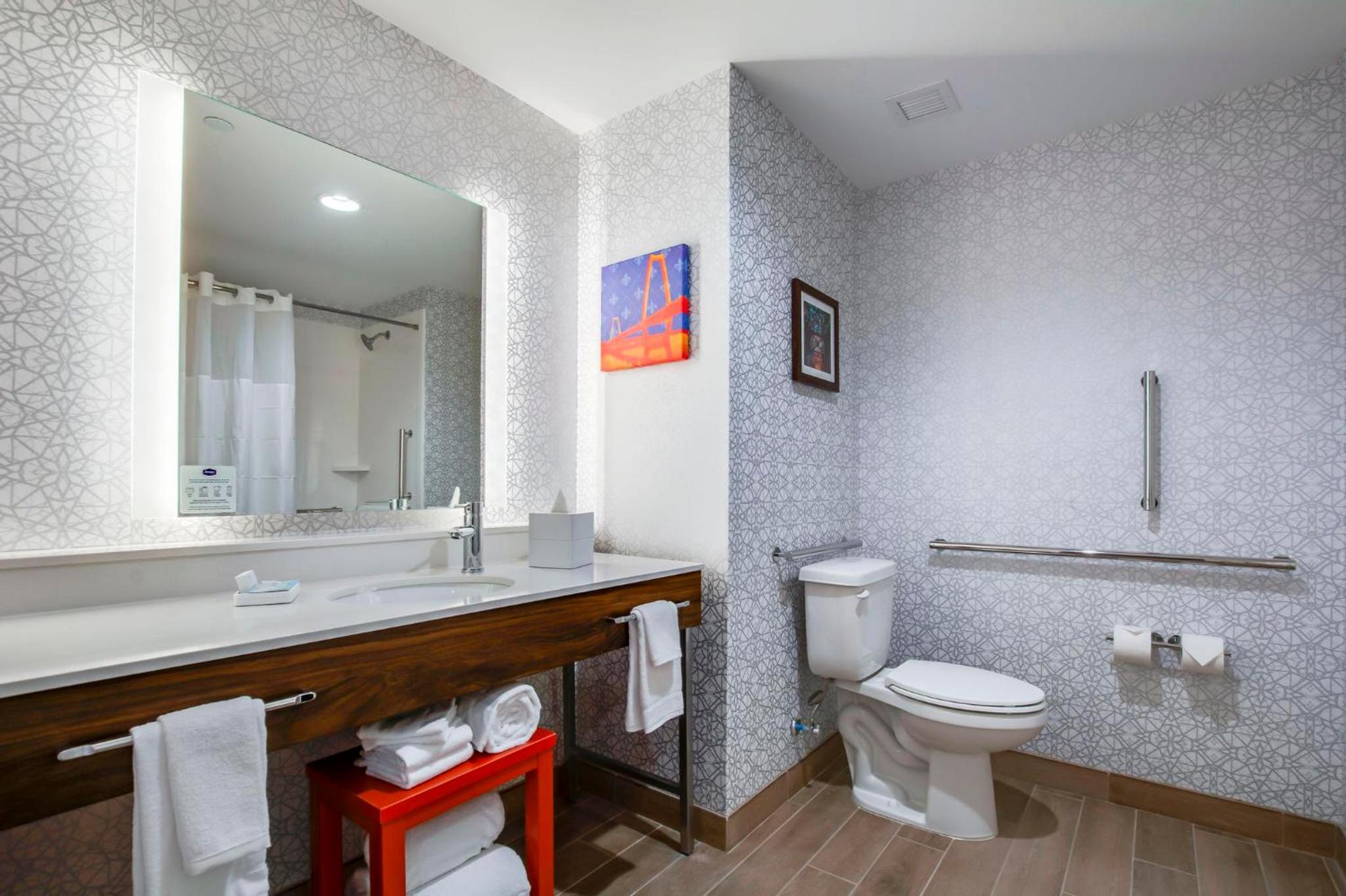 Queen Room with Two Queen Beds and Accessible Tub - Mobility Access - Photo 3