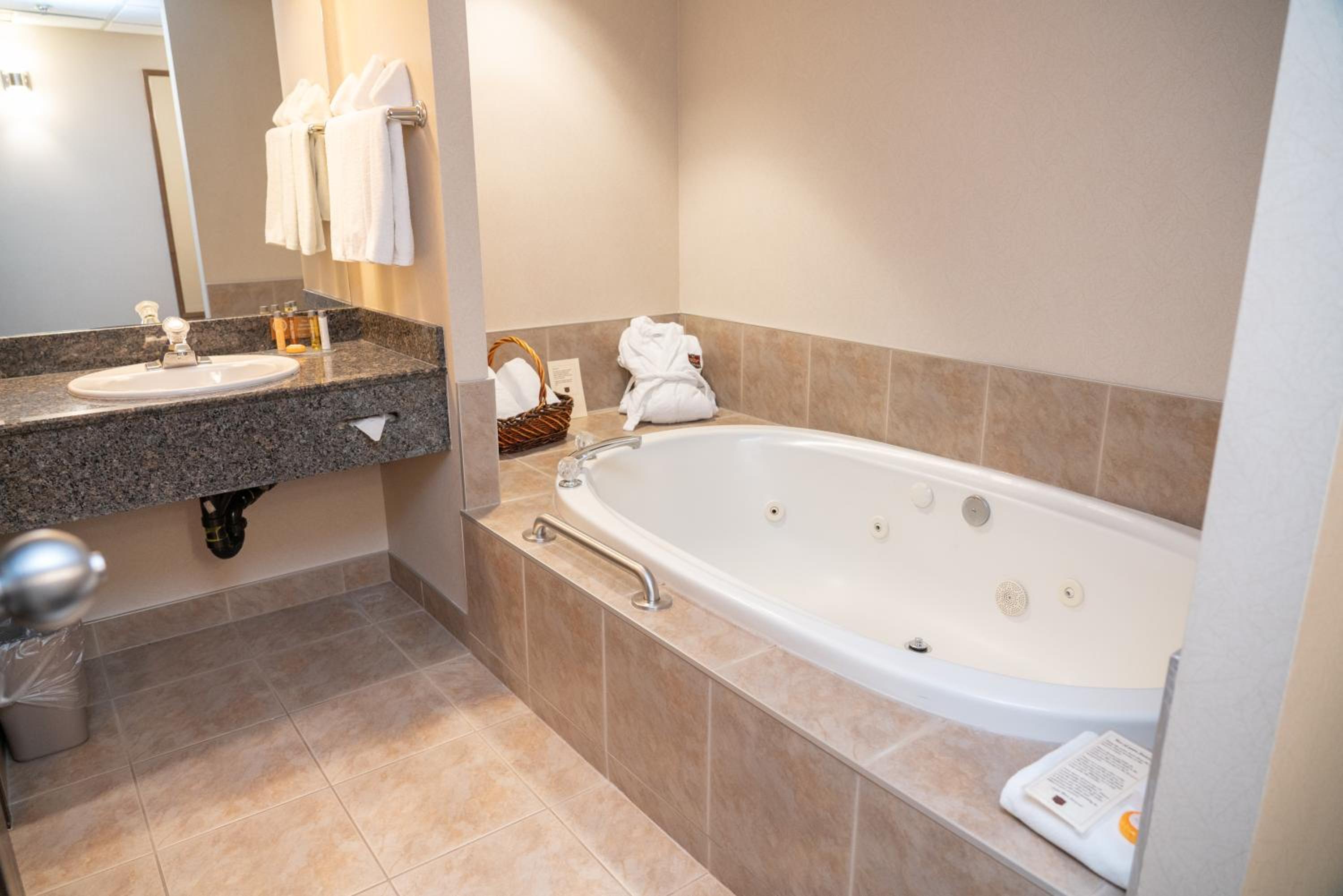 Superior Loft King Jetted Tub - Photo 1