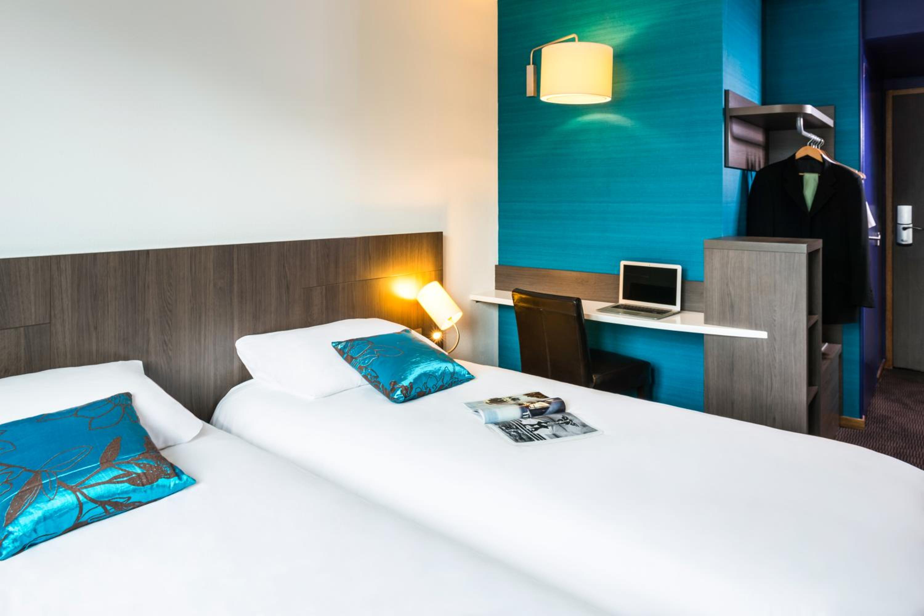 Standard Double Room thumbnail 5