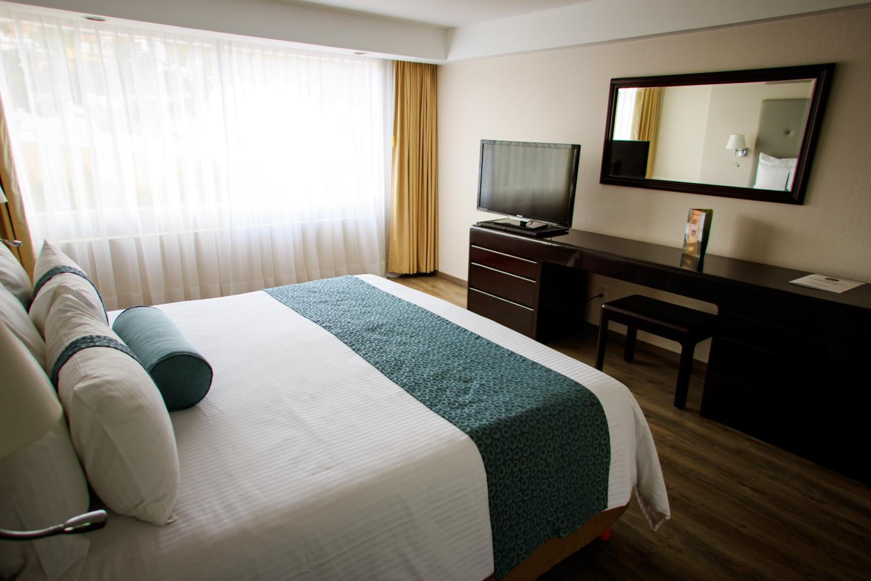 Standard King Room - Non-Smoking  - Photo 6