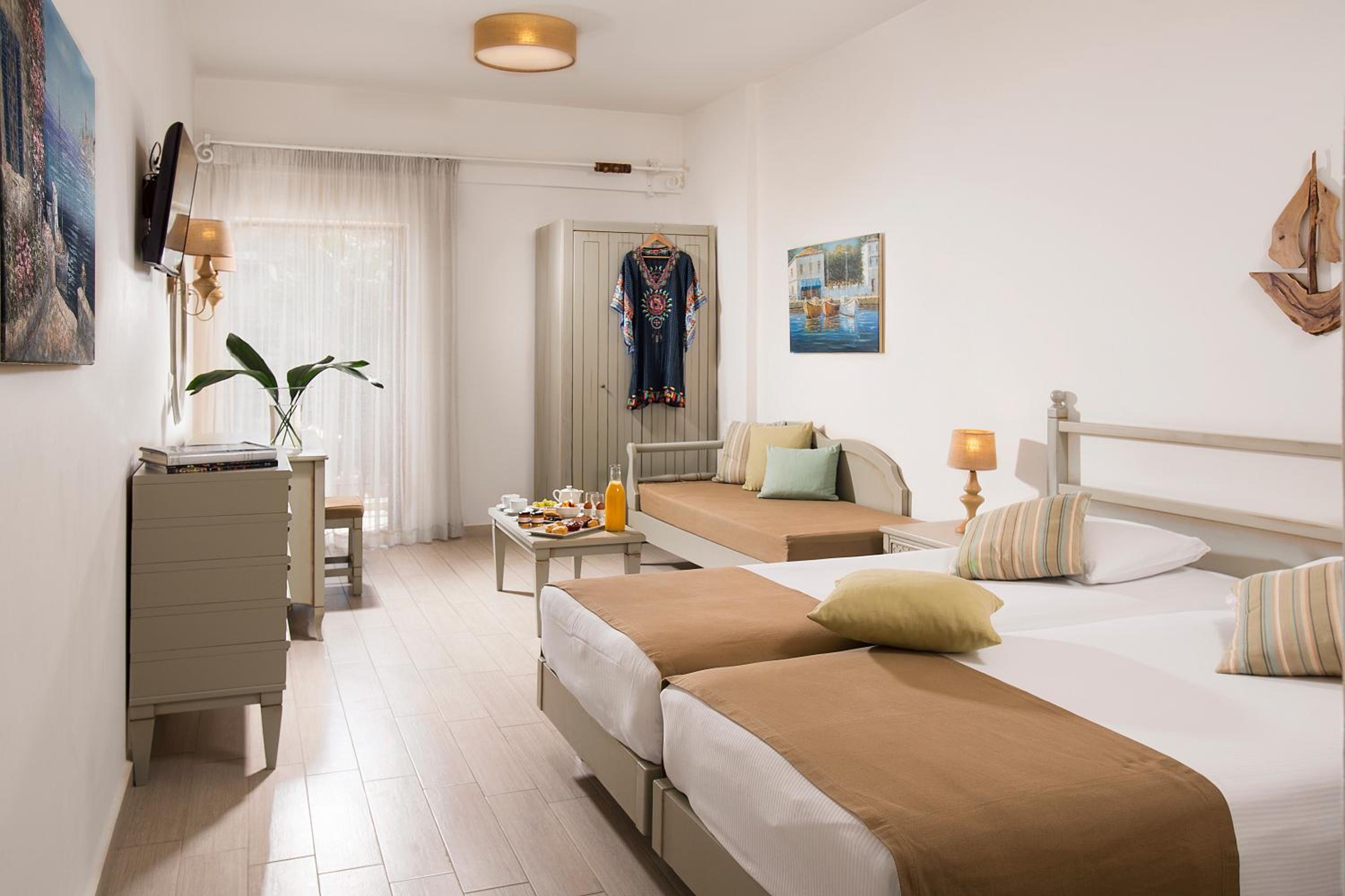 Double or Twin Room with Sea View - Photo 3
