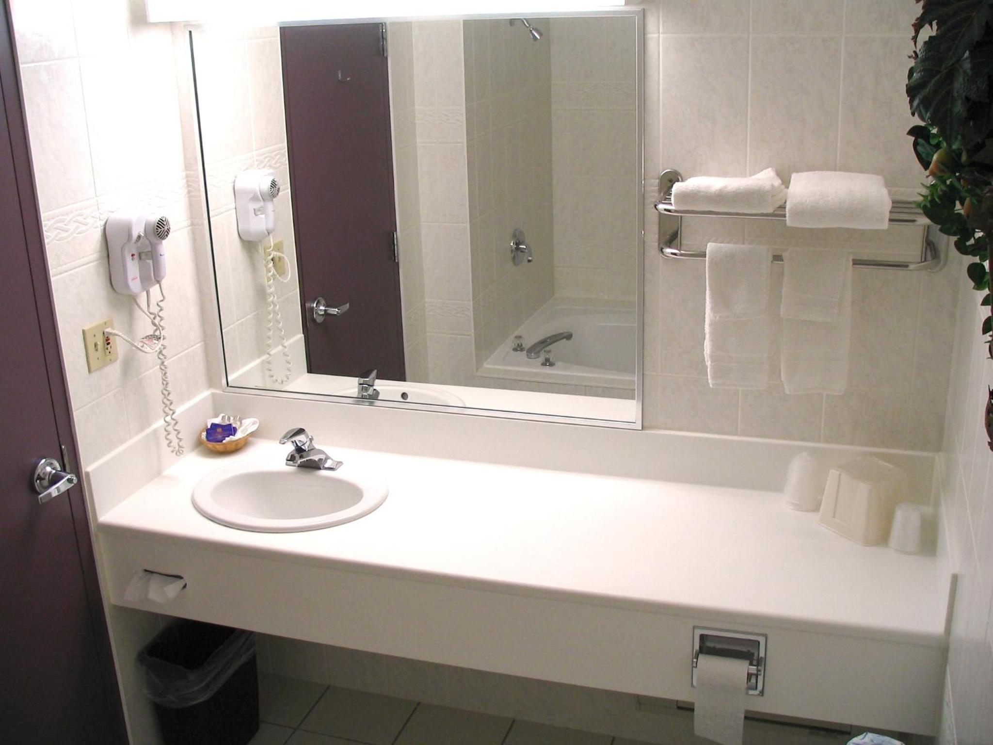 Queen Room with Two Queen Beds - Non-Smoking - Photo 4