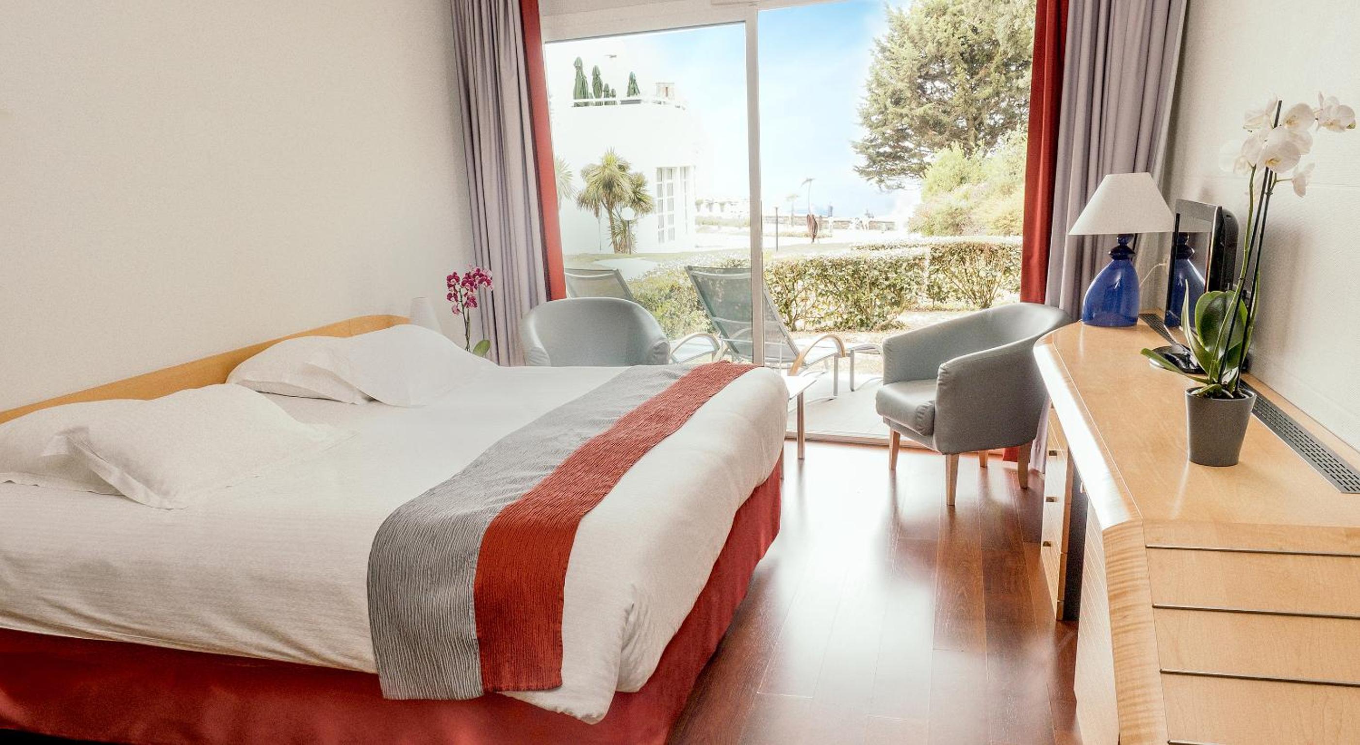 Double or Twin Room with Garden View - Photo 2
